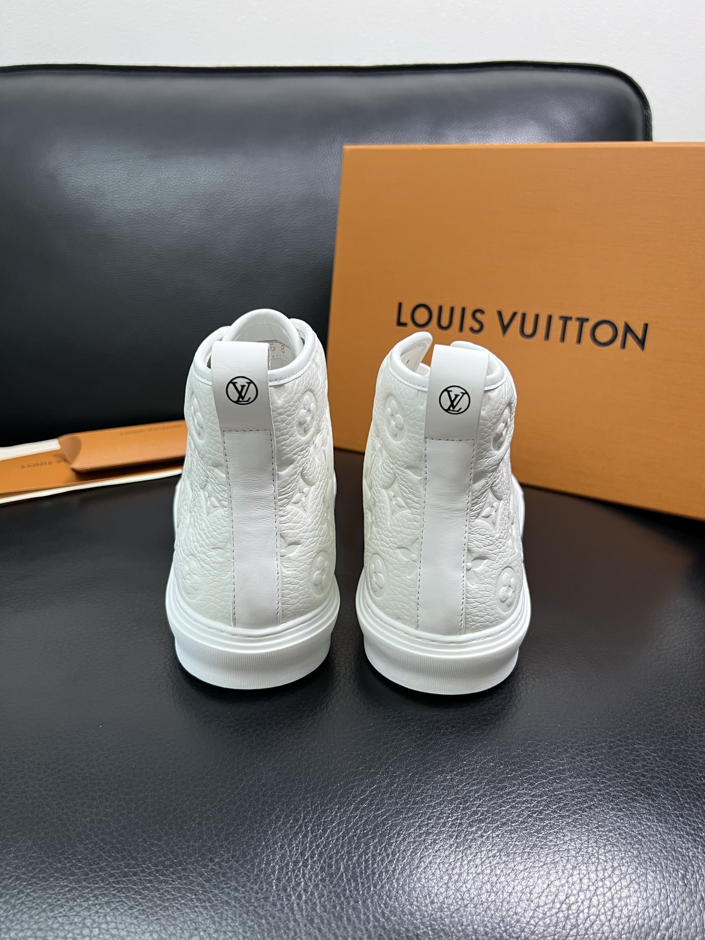 Lv 高品质 顶级工艺品 路易威登，专柜同步，鞋面意大利进口，高品质拼接缤纷色彩复杂工艺品，进口水染牛内