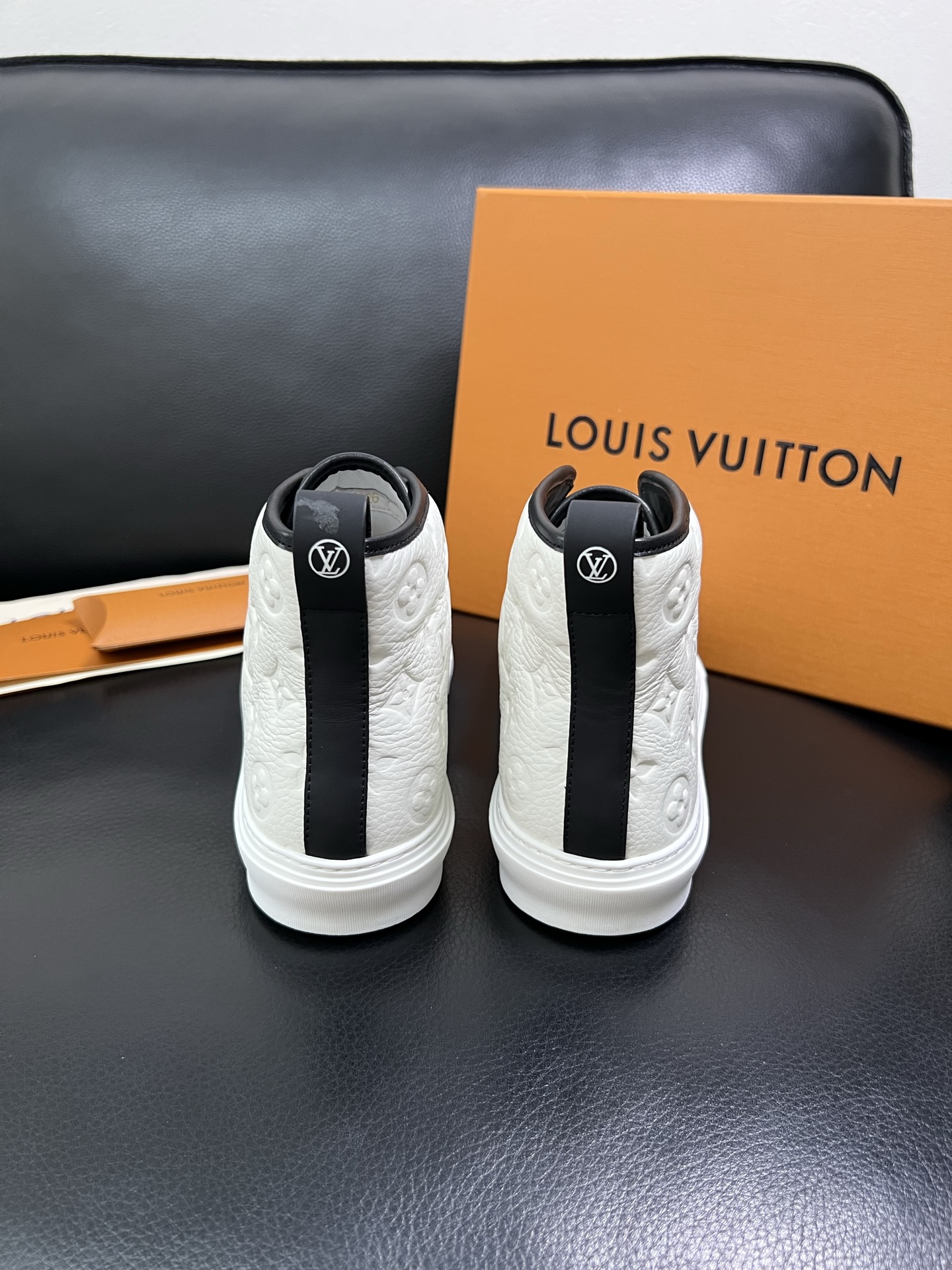 Lv 高品质 顶级工艺品 路易威登，专柜同步，鞋面意大利进口，高品质拼接缤纷色彩复杂工艺品，进口水染牛内
