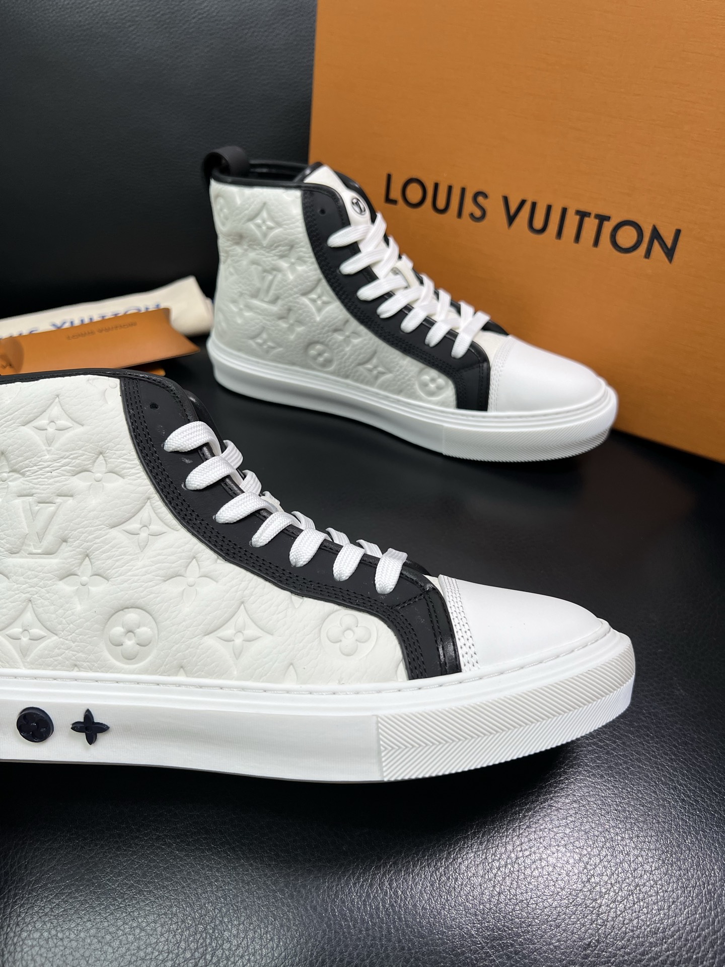 Lv 高品质 顶级工艺品 路易威登，专柜同步，鞋面意大利进口，高品质拼接缤纷色彩复杂工艺品，进口水染牛内