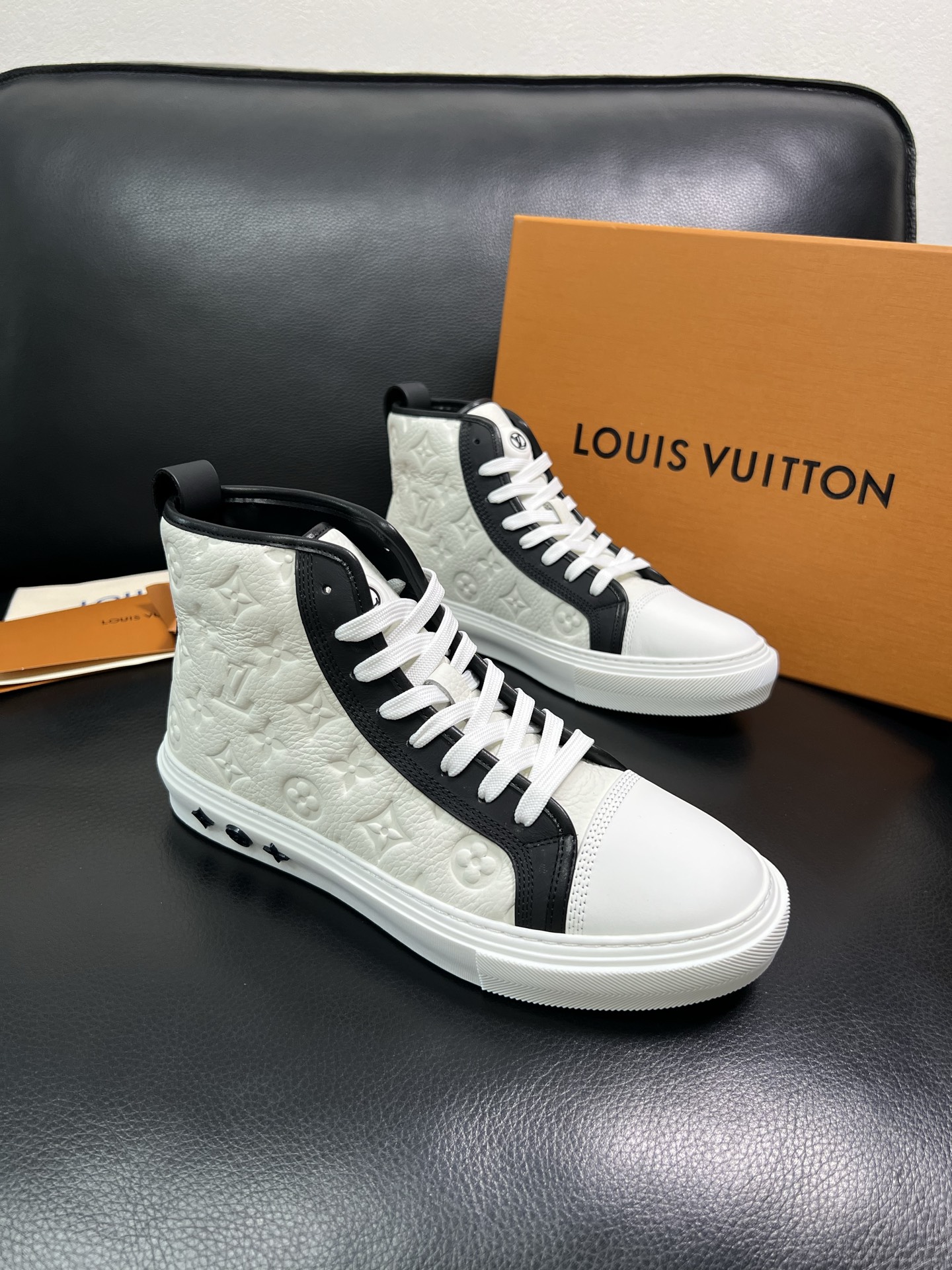 Lv 高品质 顶级工艺品 路易威登，专柜同步，鞋面意大利进口，高品质拼接缤纷色彩复杂工艺品，进口水染牛内