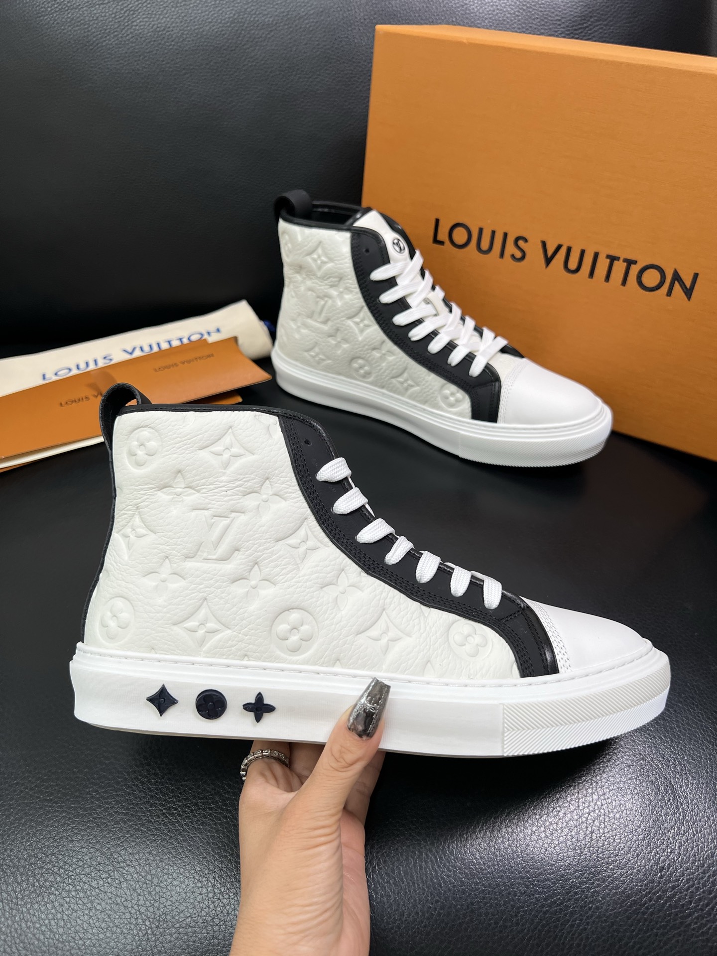 Lv 高品质 顶级工艺品 路易威登，专柜同步，鞋面意大利进口，高品质拼接缤纷色彩复杂工艺品，进口水染牛内