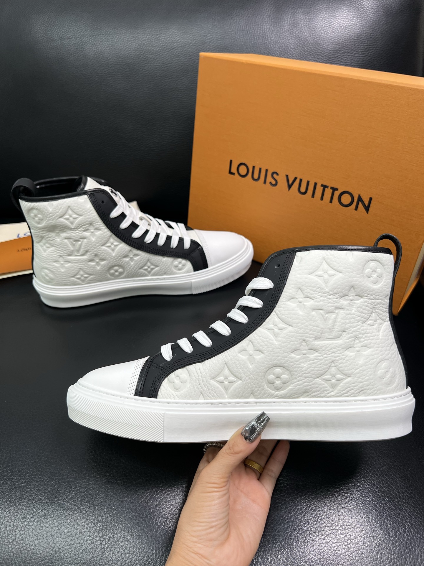Lv 高品质 顶级工艺品 路易威登，专柜同步，鞋面意大利进口，高品质拼接缤纷色彩复杂工艺品，进口水染牛内