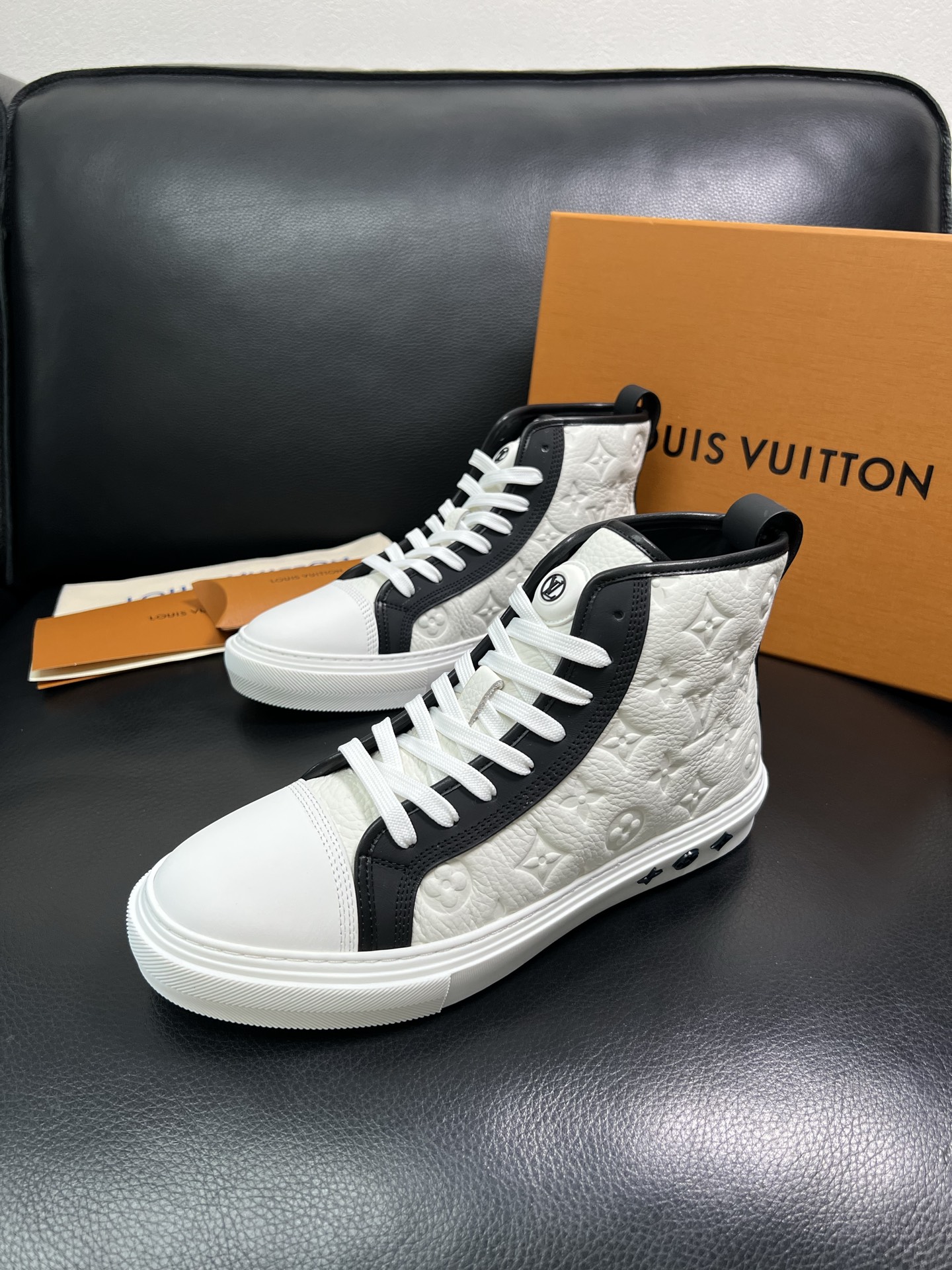 Lv 高品质 顶级工艺品 路易威登，专柜同步，鞋面意大利进口，高品质拼接缤纷色彩复杂工艺品，进口水染牛内