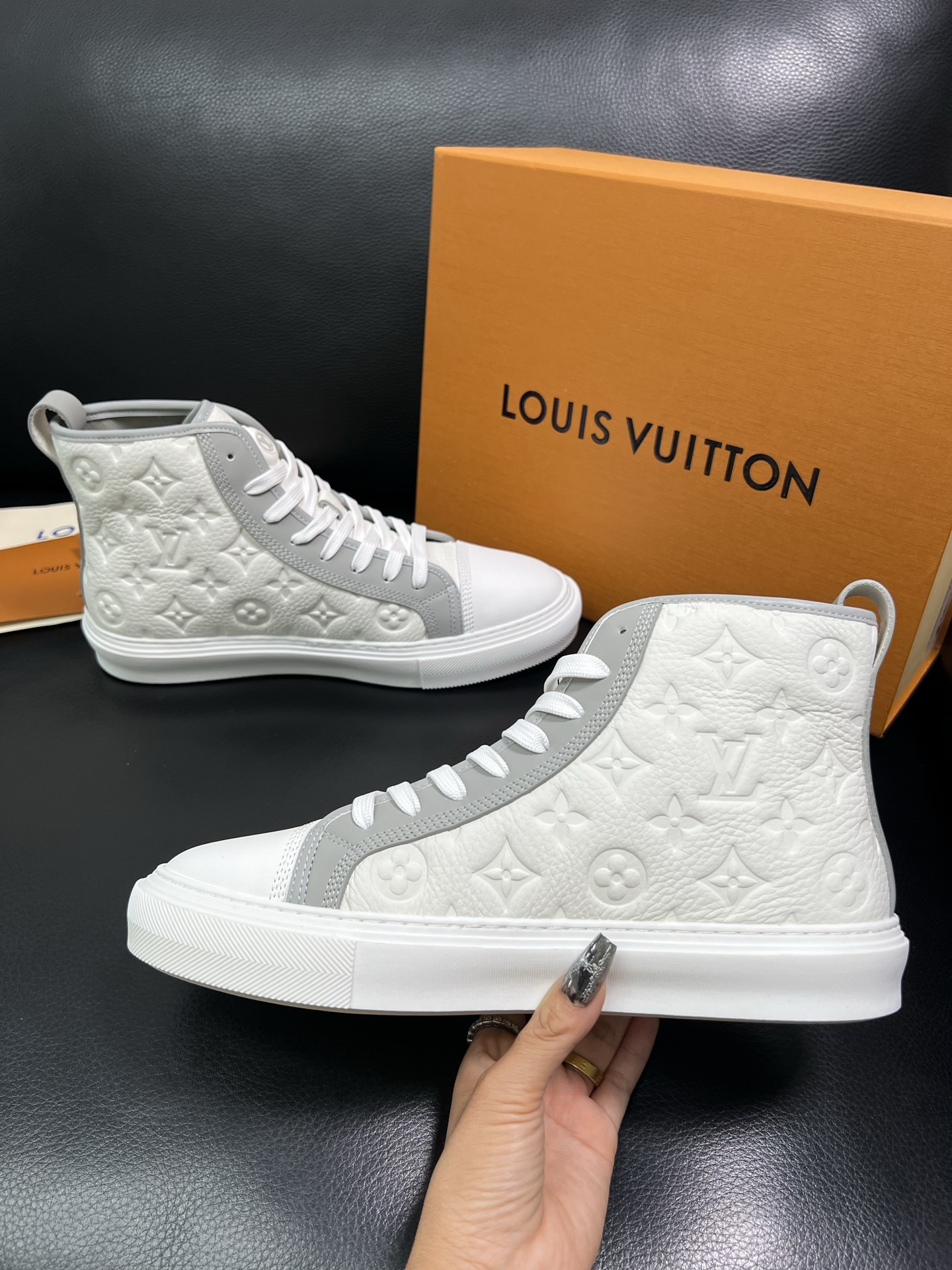 Lv 高品质 顶级工艺品 路易威登，专柜同步，鞋面意大利进口，高品质拼接缤纷色彩复杂工艺品，进口水染牛内