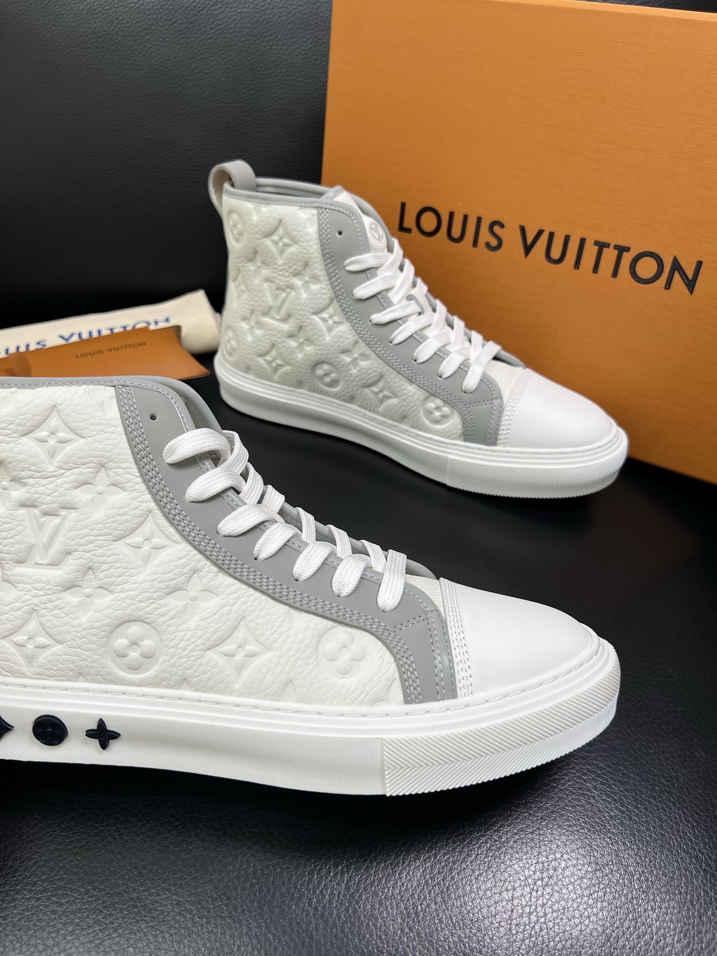 Lv 高品质 顶级工艺品 路易威登，专柜同步，鞋面意大利进口，高品质拼接缤纷色彩复杂工艺品，进口水染牛内