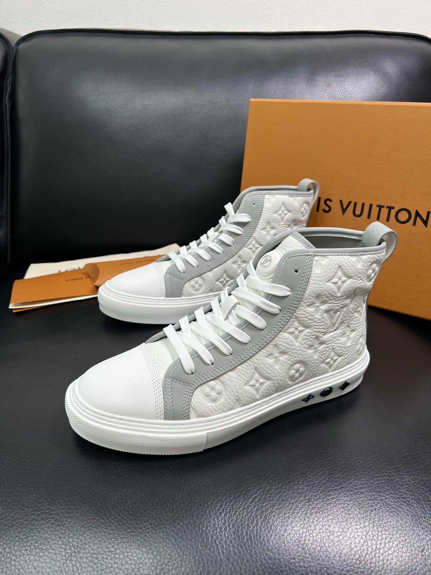 Lv 高品质 顶级工艺品 路易威登，专柜同步，鞋面意大利进口，高品质拼接缤纷色彩复杂工艺品，进口水染牛内
