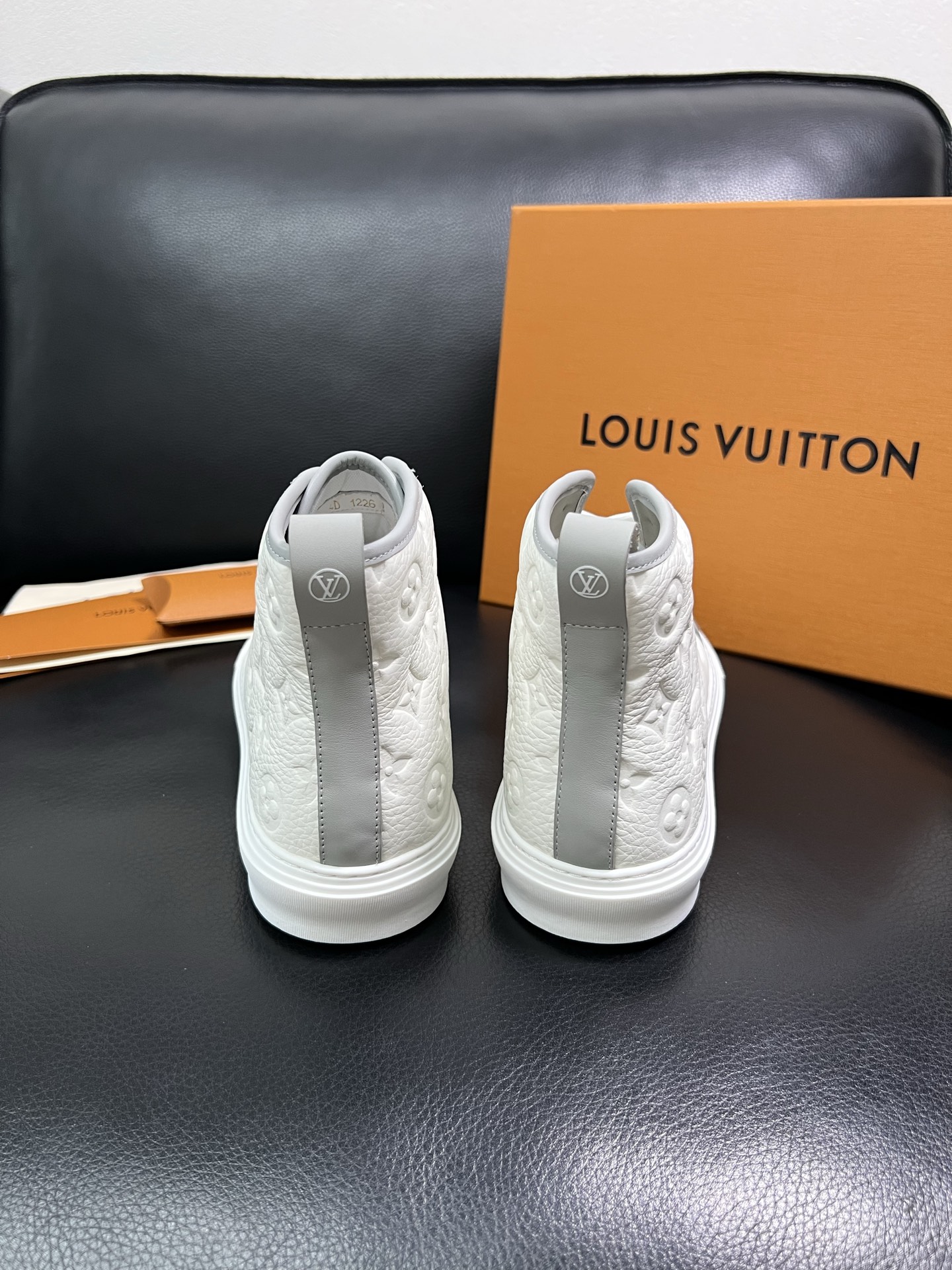 Lv 高品质 顶级工艺品 路易威登，专柜同步，鞋面意大利进口，高品质拼接缤纷色彩复杂工艺品，进口水染牛内