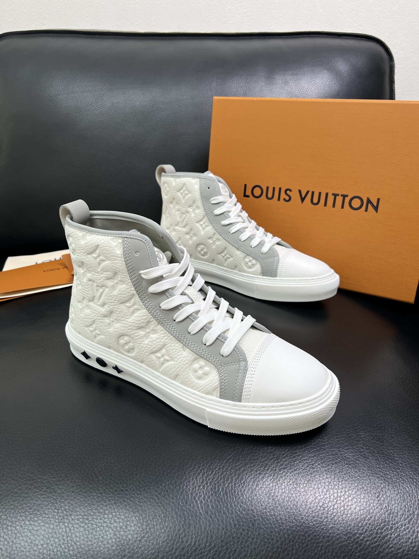 Lv 高品质 顶级工艺品 路易威登，专柜同步，鞋面意大利进口，高品质拼接缤纷色彩复杂工艺品，进口水染牛内