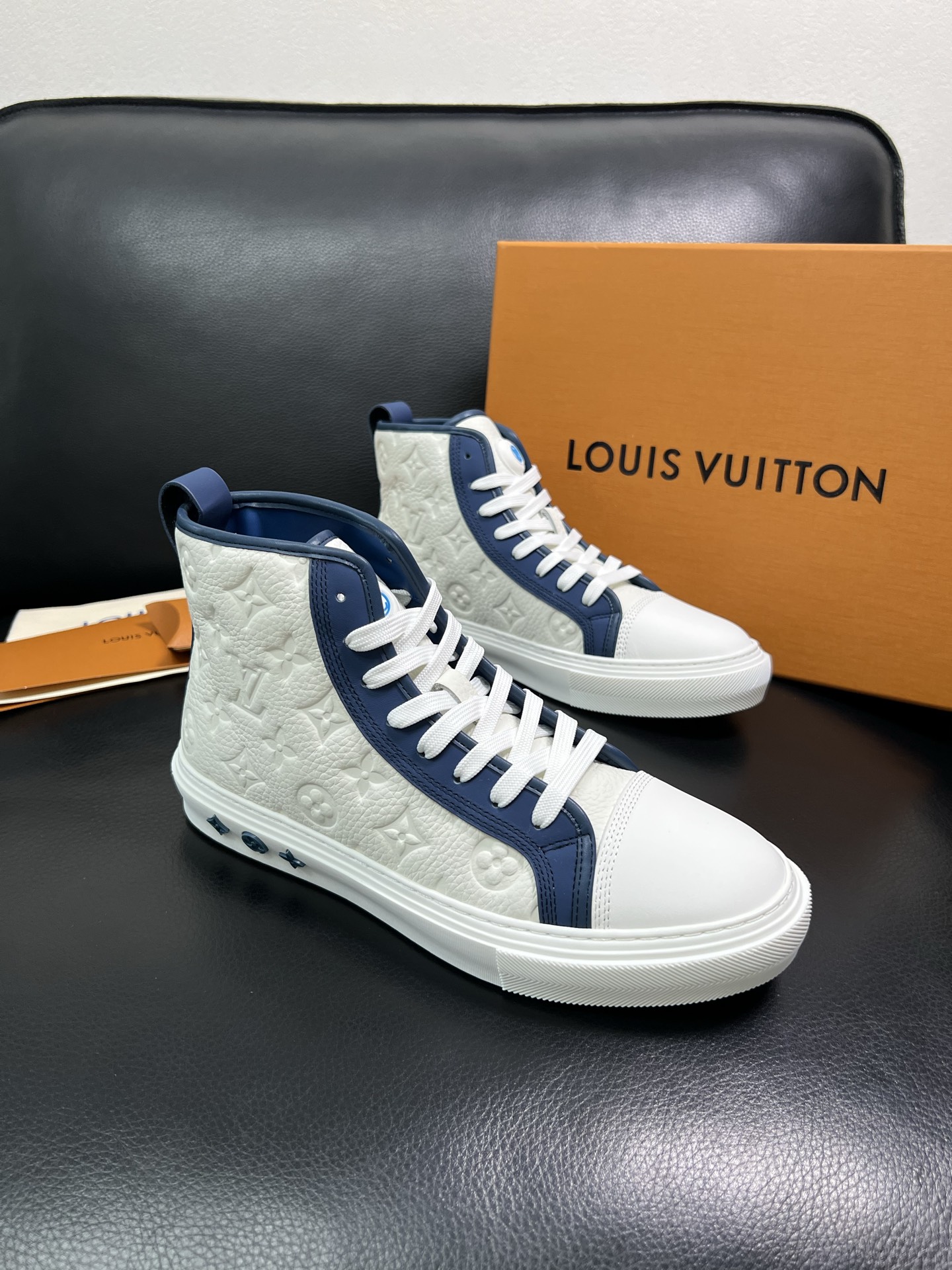 Lv 高品质 顶级工艺品 路易威登，专柜同步，鞋面意大利进口，高品质拼接缤纷色彩复杂工艺品，进口水染牛内