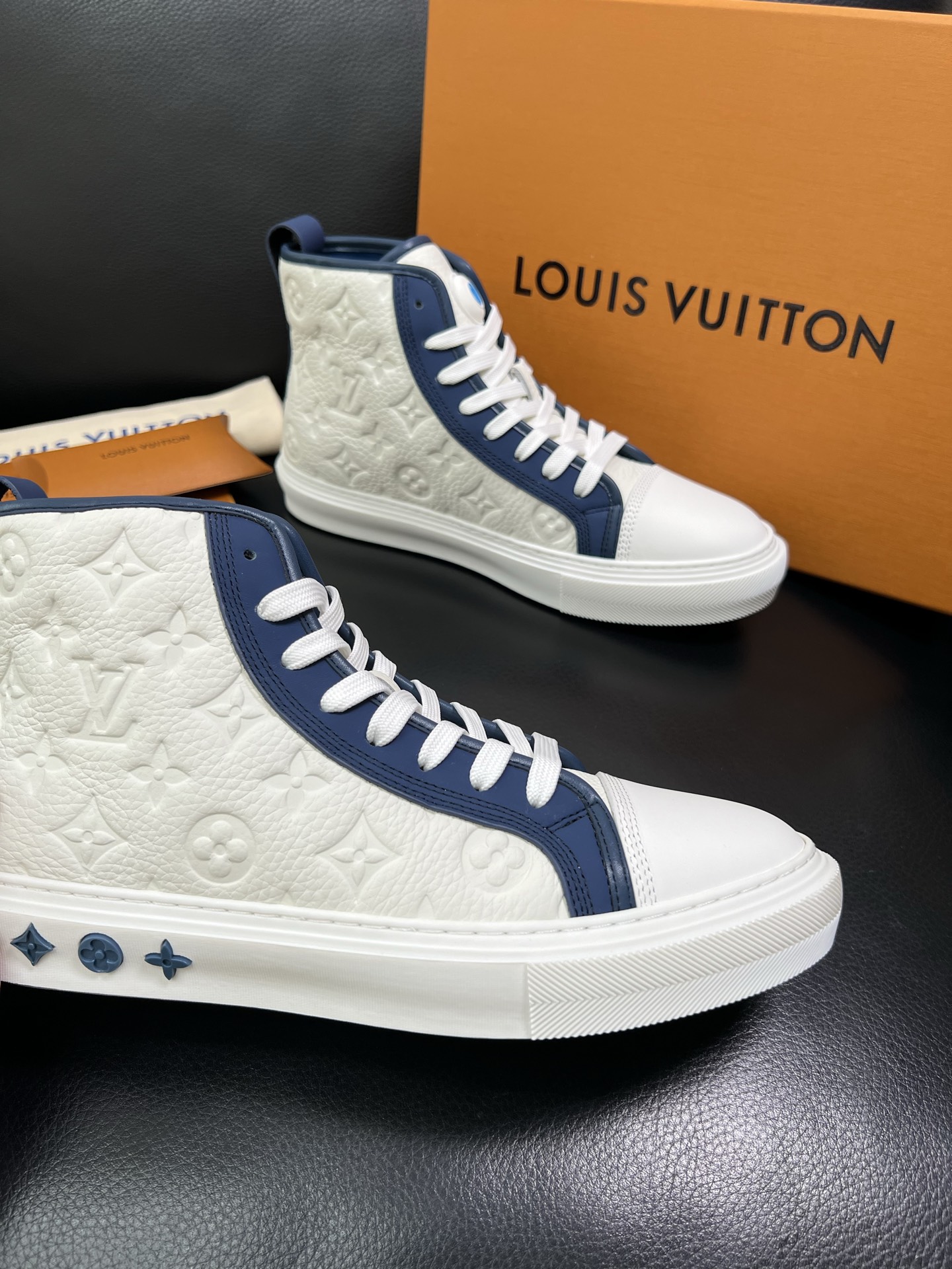 Lv 高品质 顶级工艺品 路易威登，专柜同步，鞋面意大利进口，高品质拼接缤纷色彩复杂工艺品，进口水染牛内