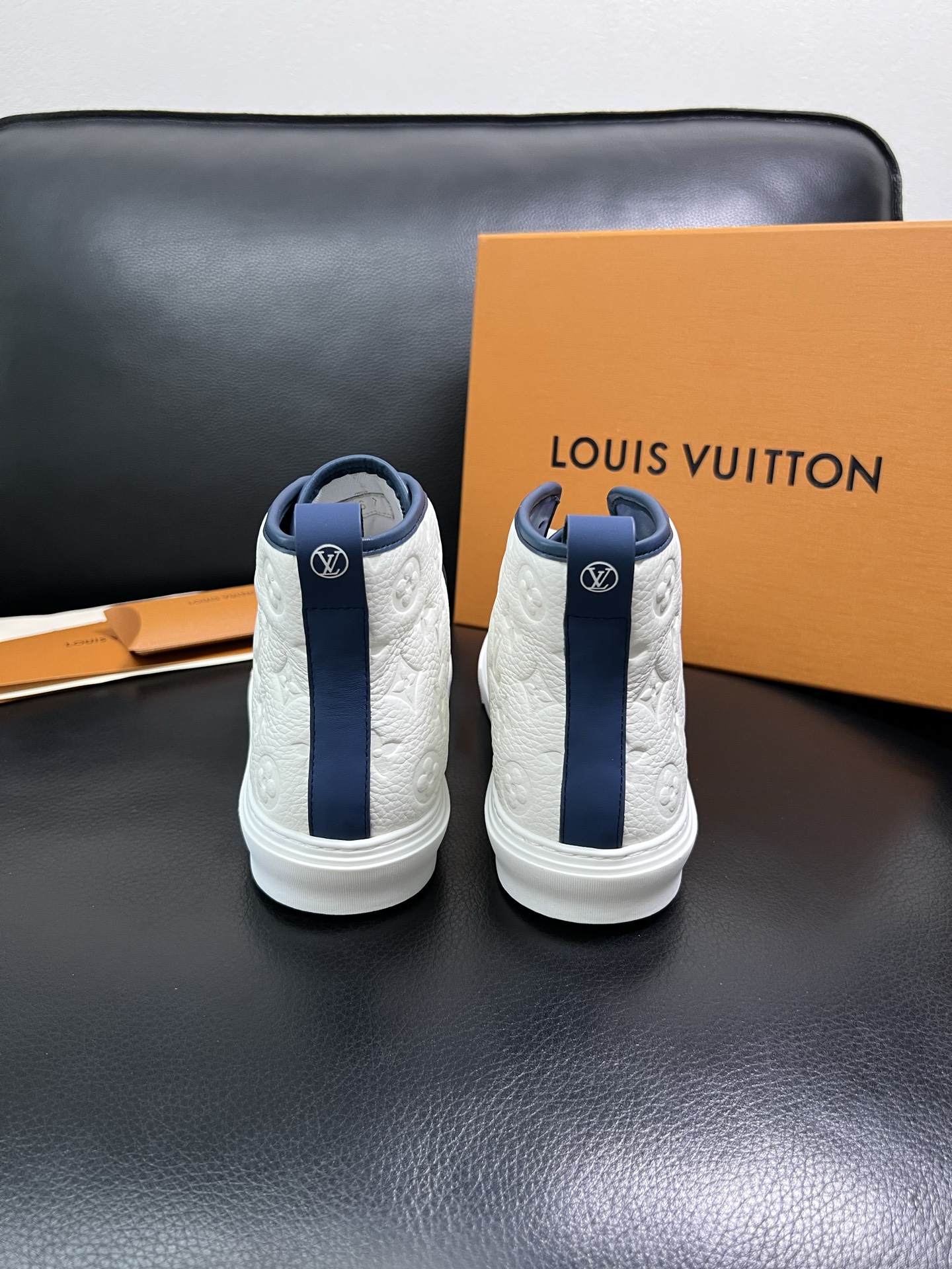 Lv 高品质 顶级工艺品 路易威登，专柜同步，鞋面意大利进口，高品质拼接缤纷色彩复杂工艺品，进口水染牛内