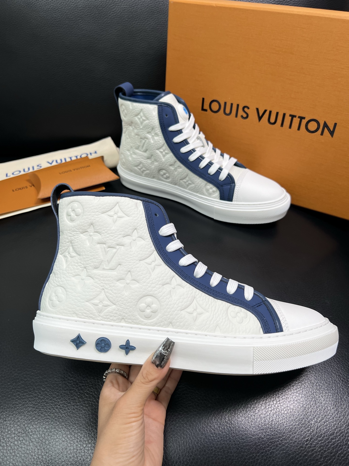 Lv 高品质 顶级工艺品 路易威登，专柜同步，鞋面意大利进口，高品质拼接缤纷色彩复杂工艺品，进口水染牛内