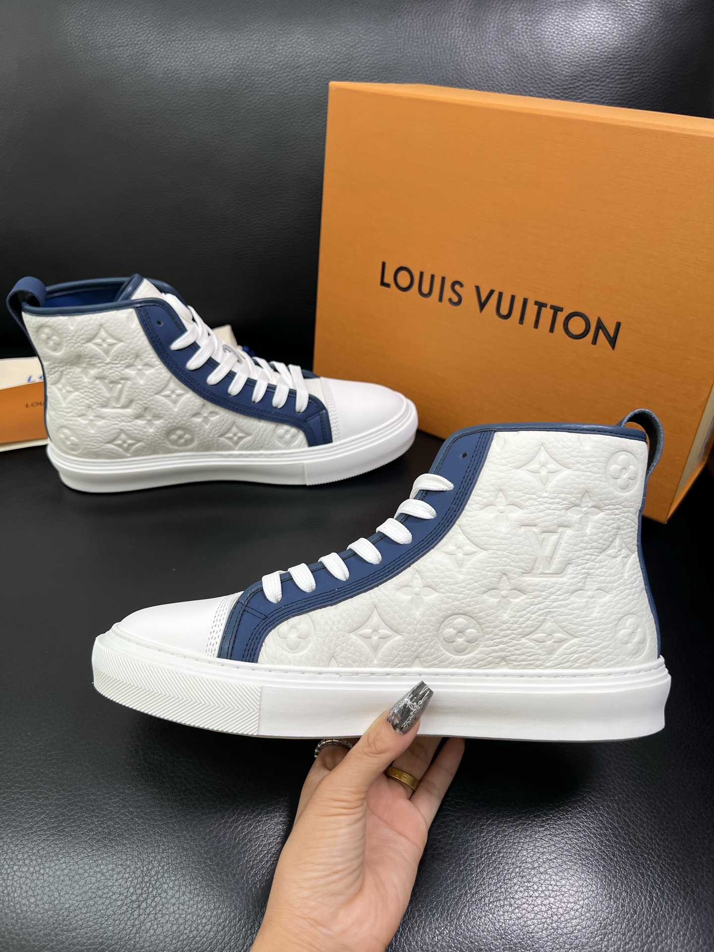 Lv 高品质 顶级工艺品 路易威登，专柜同步，鞋面意大利进口，高品质拼接缤纷色彩复杂工艺品，进口水染牛内