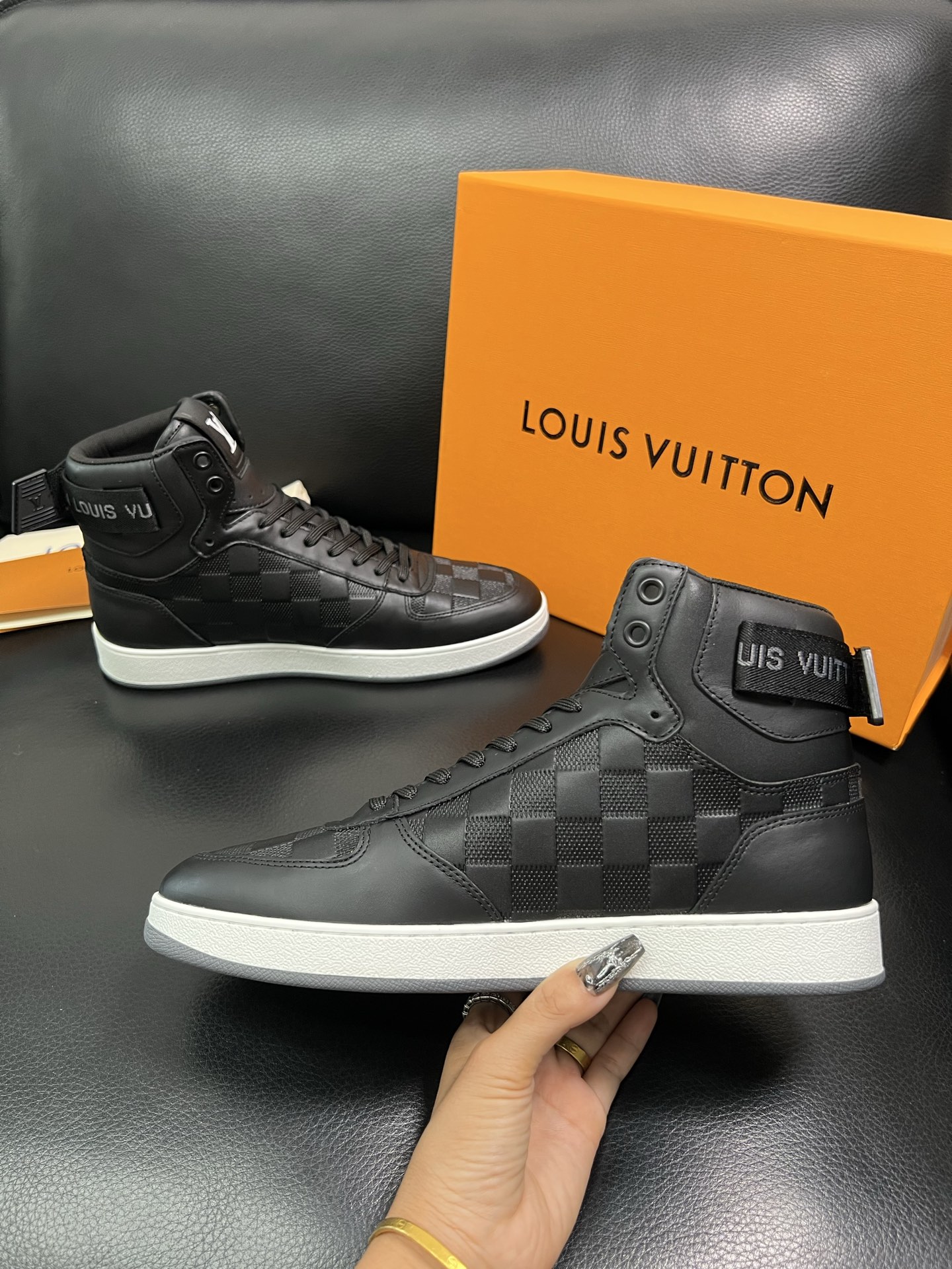 Lv 高品质 顶级工艺品 路易威登，专柜同步，鞋面意大利进口，高品质拼接缤纷色彩复杂工艺品，进口水染牛皮