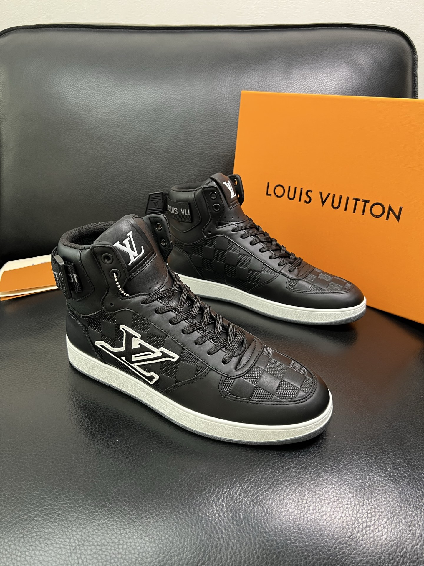 Lv 高品质 顶级工艺品 路易威登，专柜同步，鞋面意大利进口，高品质拼接缤纷色彩复杂工艺品，进口水染牛皮