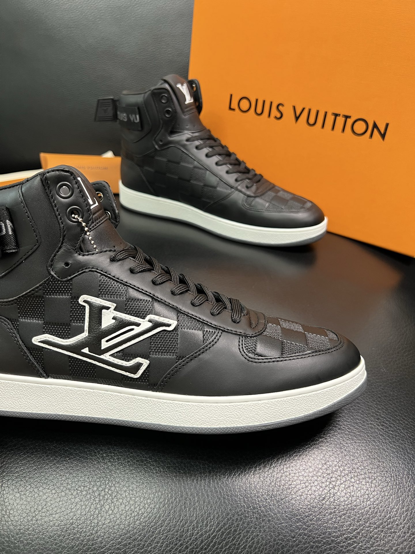 Lv 高品质 顶级工艺品 路易威登，专柜同步，鞋面意大利进口，高品质拼接缤纷色彩复杂工艺品，进口水染牛皮