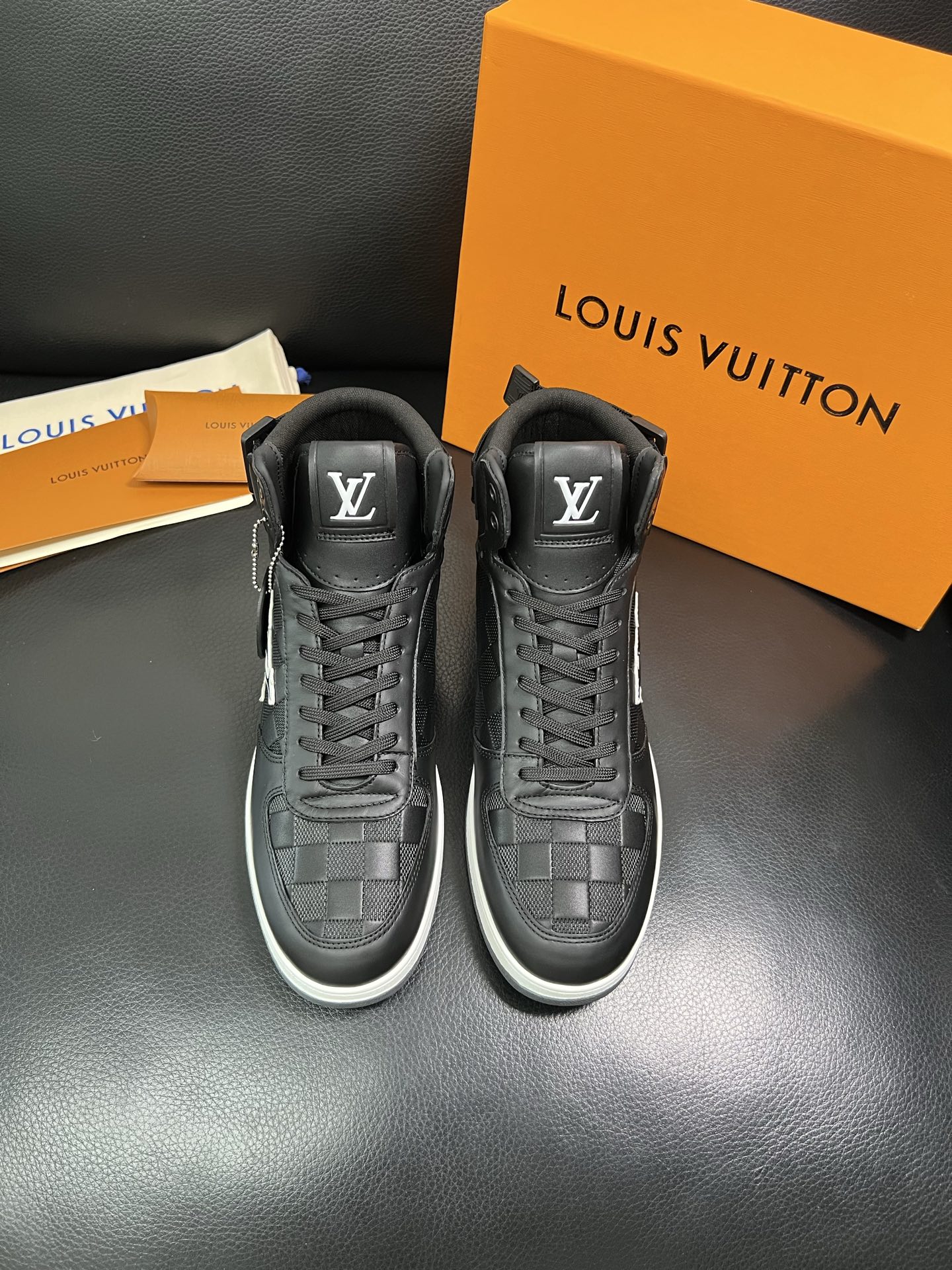 Lv 高品质 顶级工艺品 路易威登，专柜同步，鞋面意大利进口，高品质拼接缤纷色彩复杂工艺品，进口水染牛皮