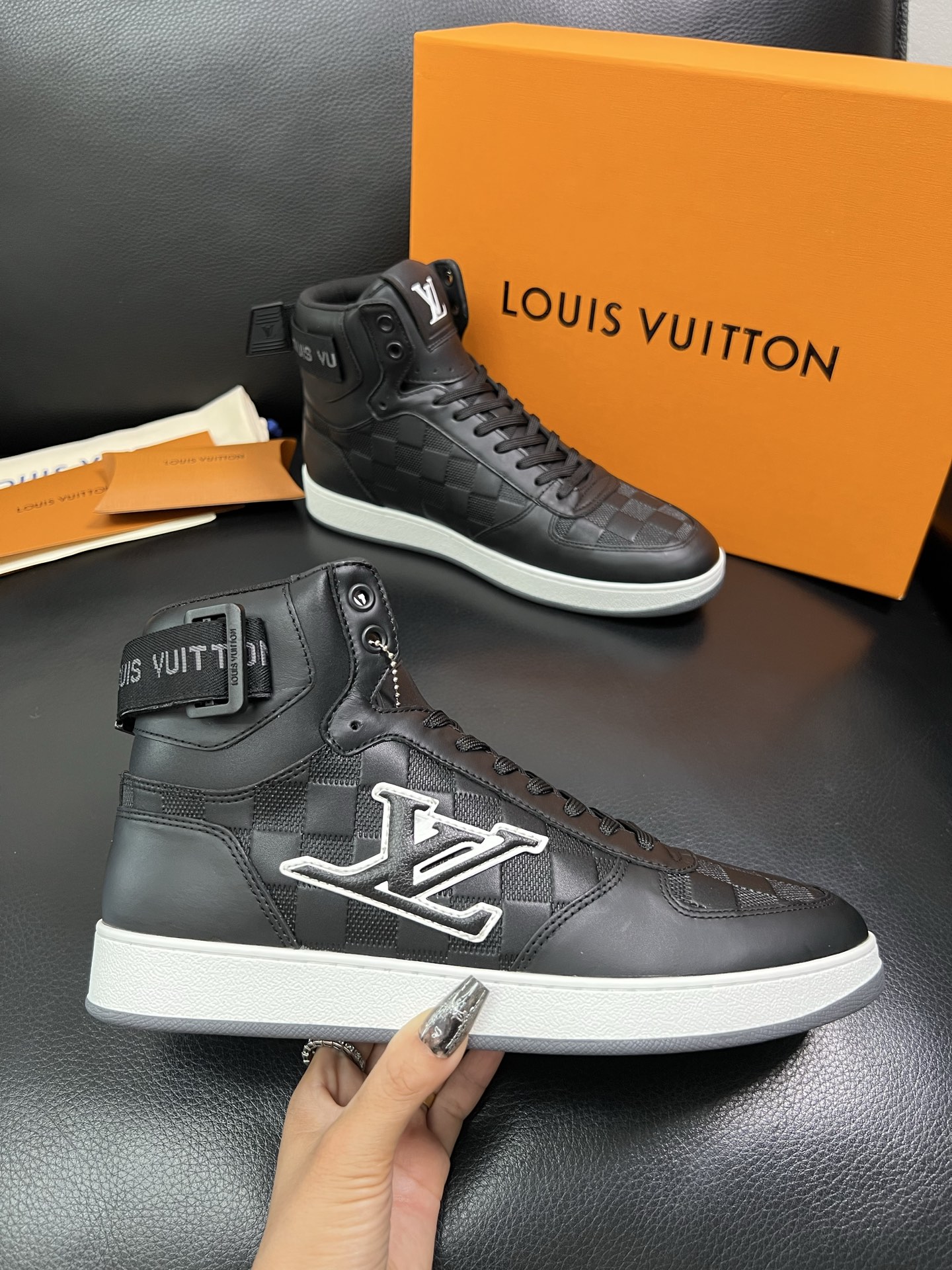 Lv 高品质 顶级工艺品 路易威登，专柜同步，鞋面意大利进口，高品质拼接缤纷色彩复杂工艺品，进口水染牛皮
