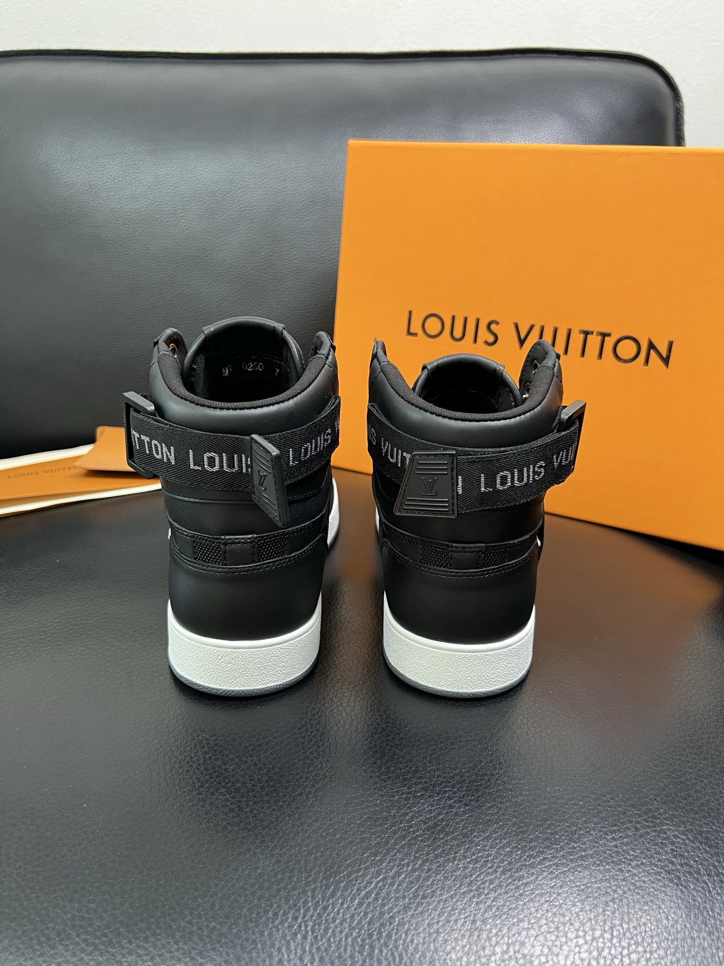 Lv 高品质 顶级工艺品 路易威登，专柜同步，鞋面意大利进口，高品质拼接缤纷色彩复杂工艺品，进口水染牛皮