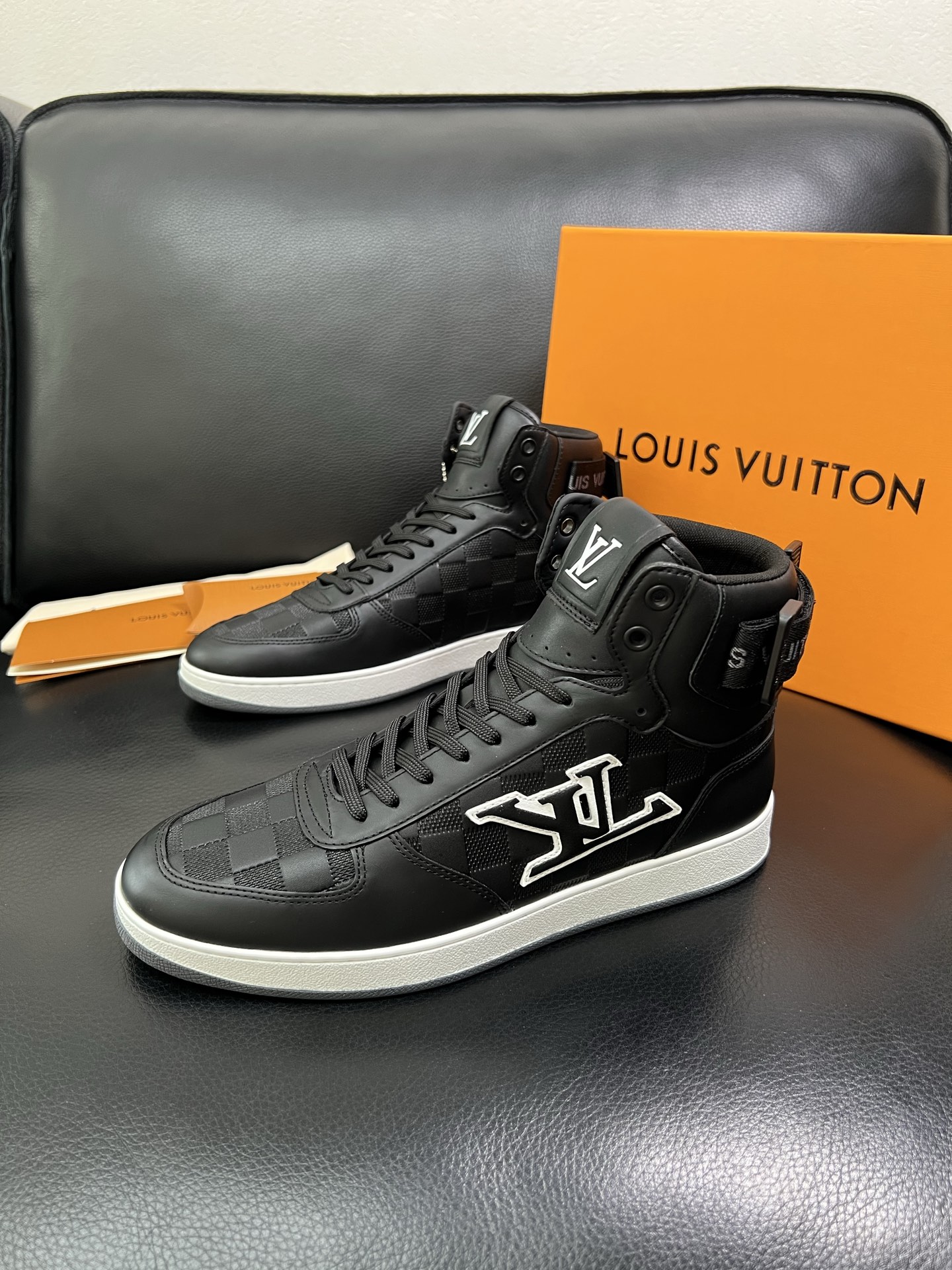 Lv 高品质 顶级工艺品 路易威登，专柜同步，鞋面意大利进口，高品质拼接缤纷色彩复杂工艺品，进口水染牛皮