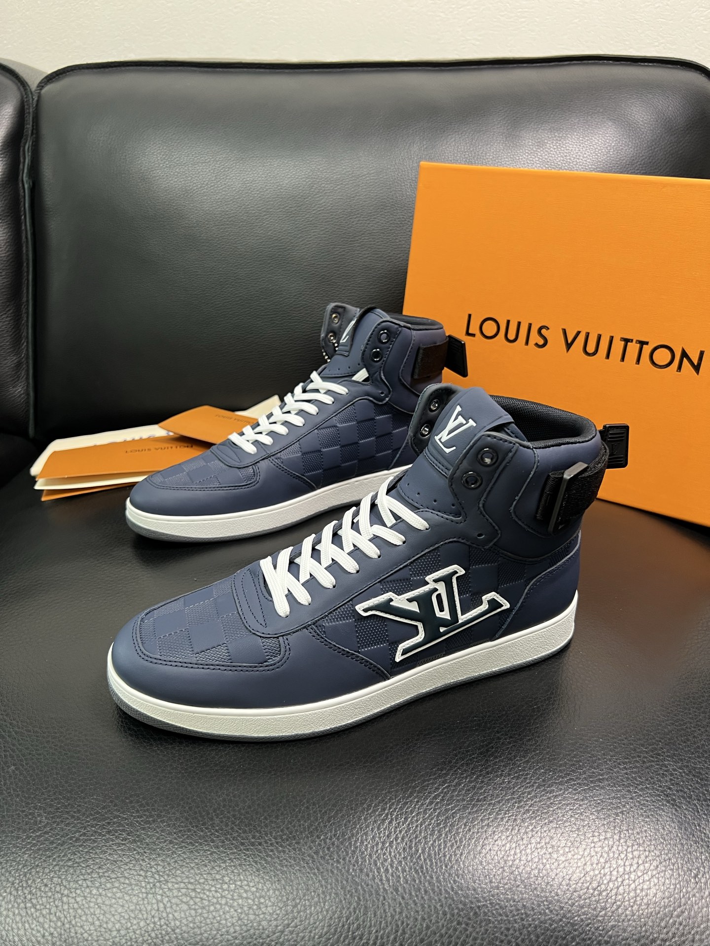 Lv 高品质 顶级工艺品 路易威登，专柜同步，鞋面意大利进口，高品质拼接缤纷色彩复杂工艺品，进口水染牛皮