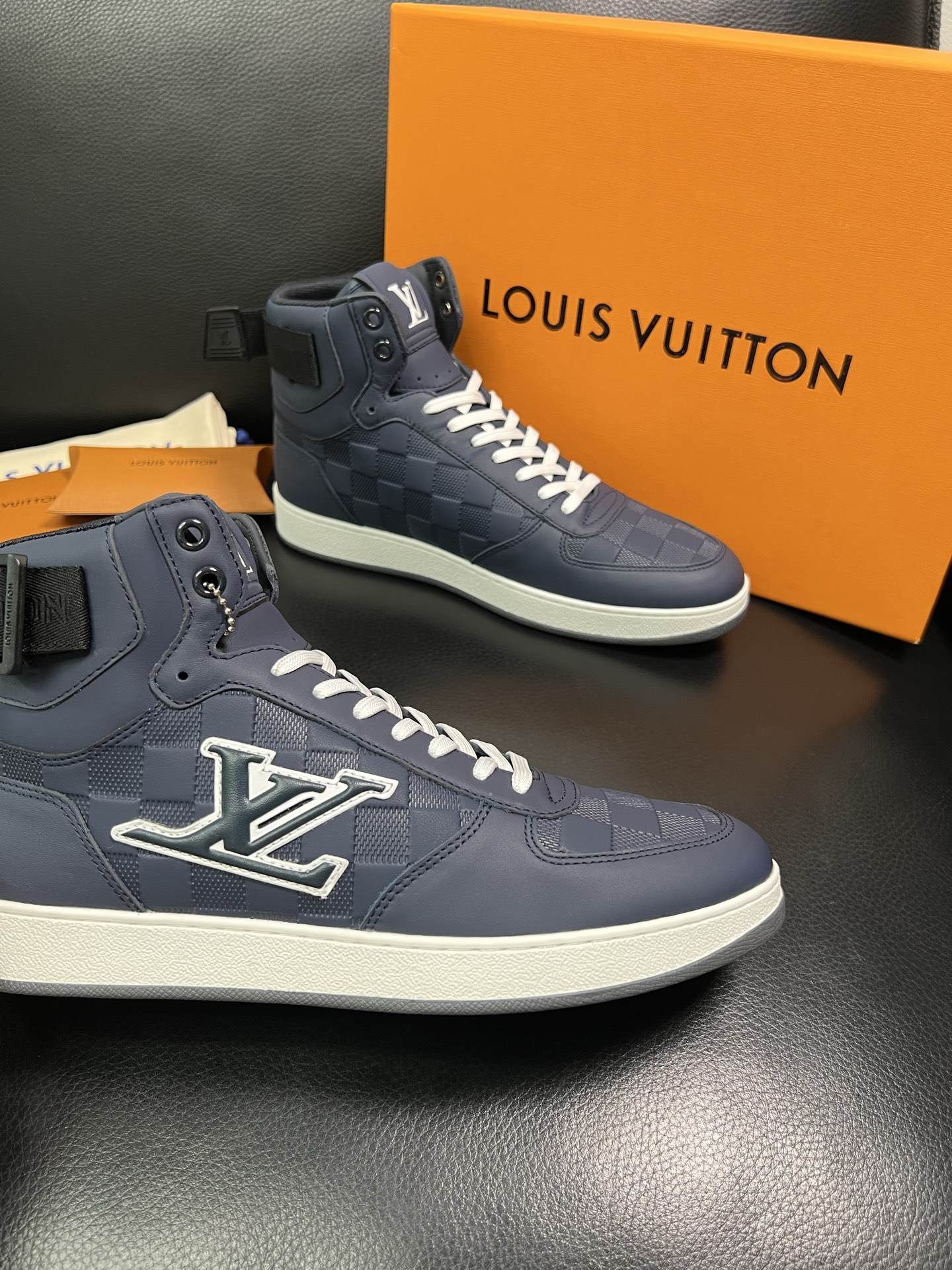 Lv 高品质 顶级工艺品 路易威登，专柜同步，鞋面意大利进口，高品质拼接缤纷色彩复杂工艺品，进口水染牛皮