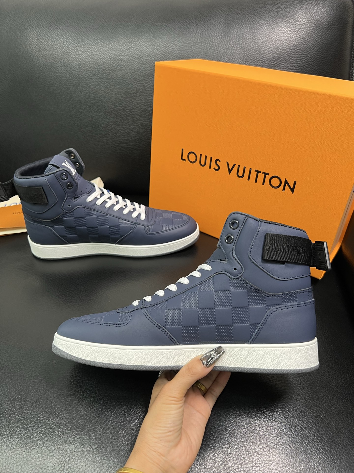 Lv 高品质 顶级工艺品 路易威登，专柜同步，鞋面意大利进口，高品质拼接缤纷色彩复杂工艺品，进口水染牛皮