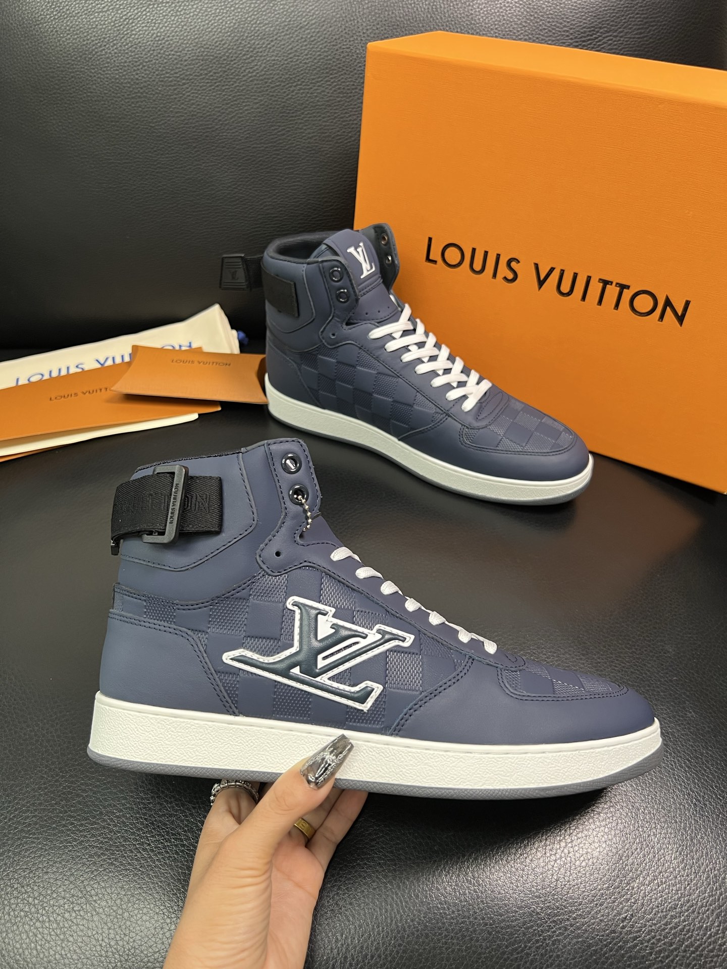 Lv 高品质 顶级工艺品 路易威登，专柜同步，鞋面意大利进口，高品质拼接缤纷色彩复杂工艺品，进口水染牛皮
