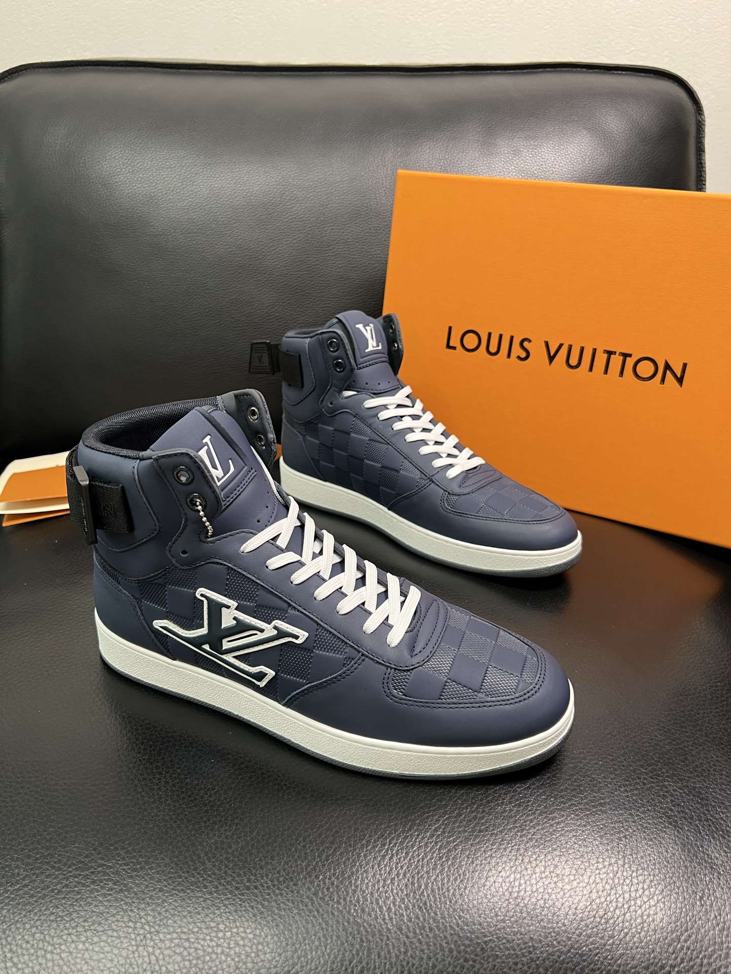 Lv 高品质 顶级工艺品 路易威登，专柜同步，鞋面意大利进口，高品质拼接缤纷色彩复杂工艺品，进口水染牛皮