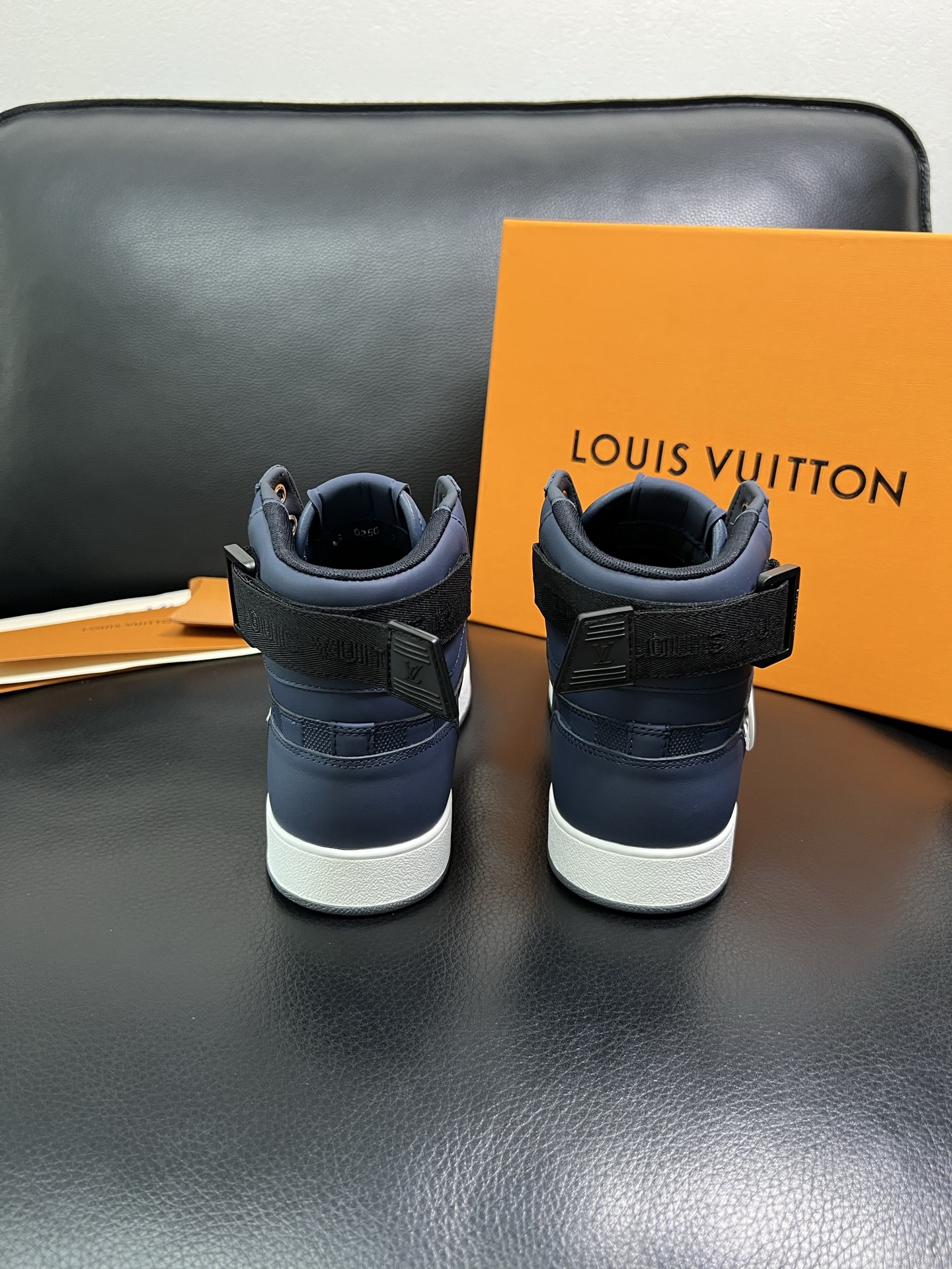 Lv 高品质 顶级工艺品 路易威登，专柜同步，鞋面意大利进口，高品质拼接缤纷色彩复杂工艺品，进口水染牛皮