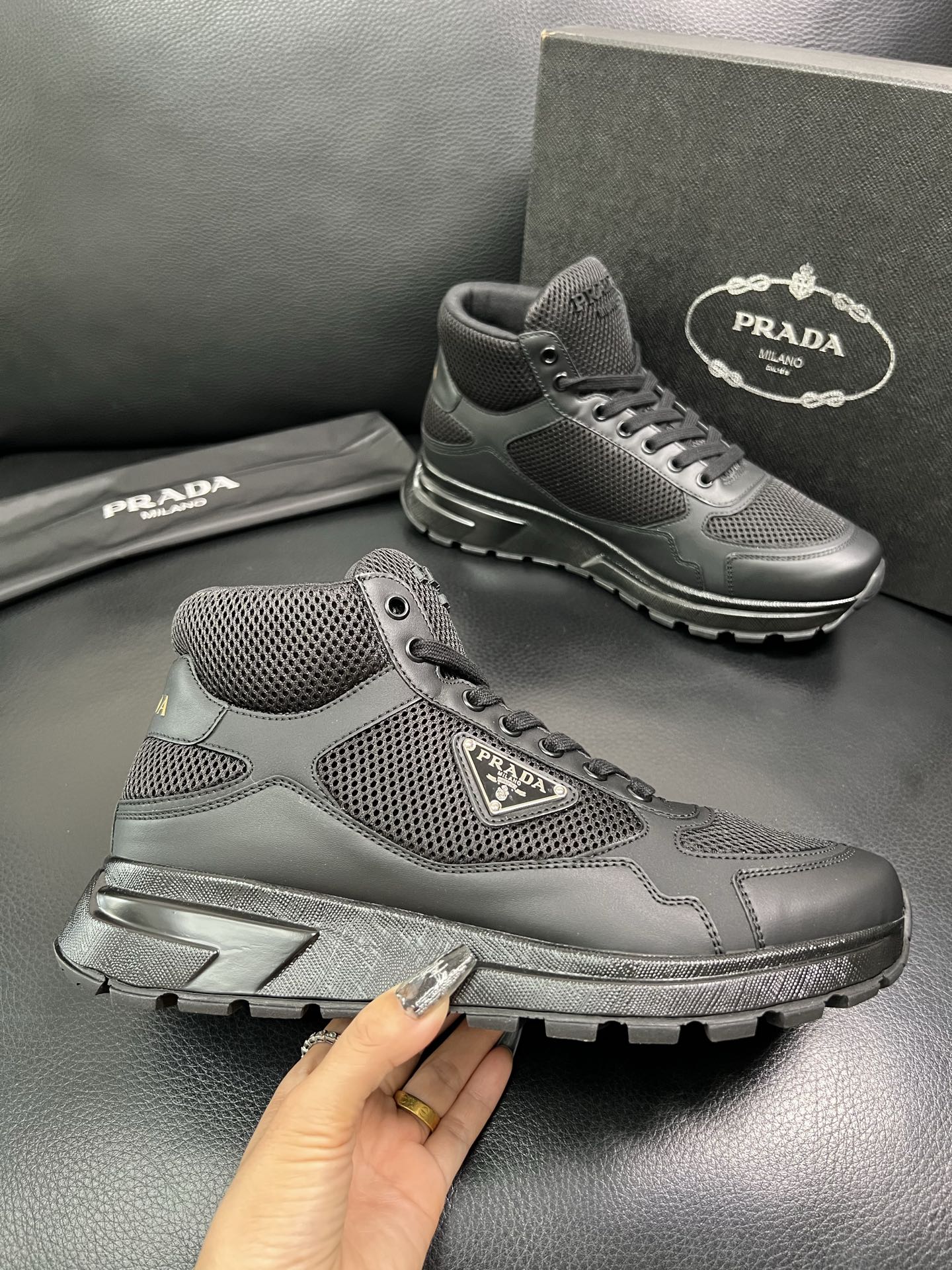 Prada 高品质 顶级工艺品 普拉达 专柜新款，原厂配置意大利进口牛皮拼网面料，高品质复杂拼接工艺，进