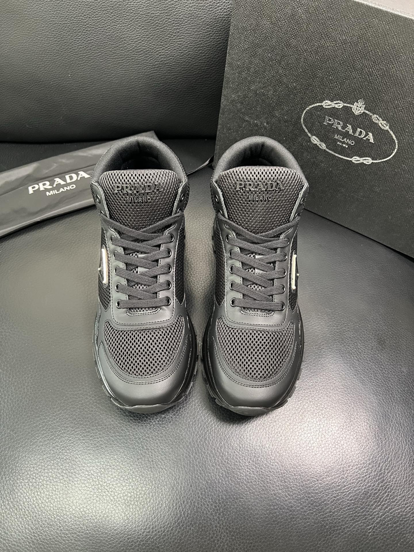 Prada 高品质 顶级工艺品 普拉达 专柜新款，原厂配置意大利进口牛皮拼网面料，高品质复杂拼接工艺，进