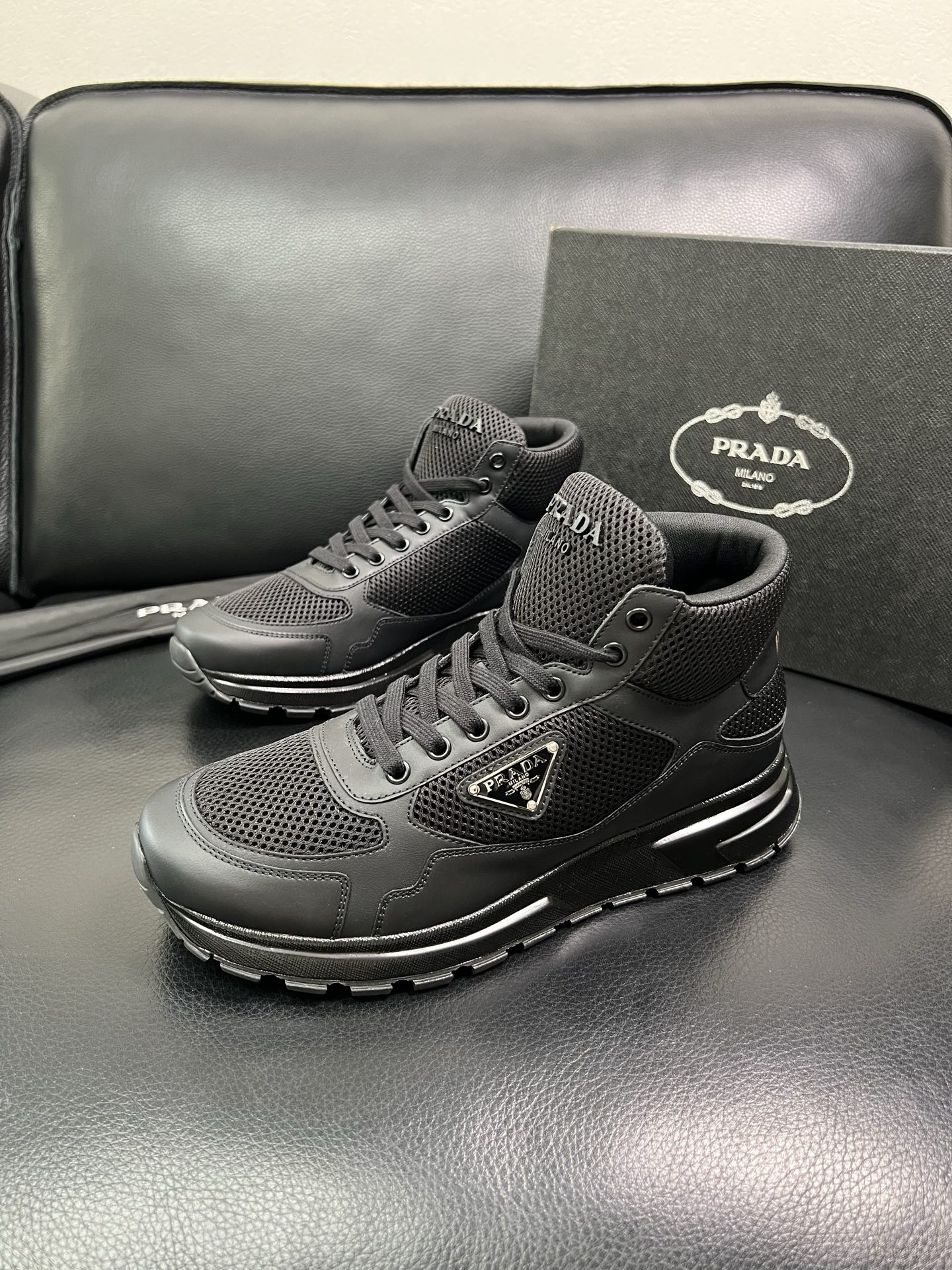 Prada 高品质 顶级工艺品 普拉达 专柜新款，原厂配置意大利进口牛皮拼网面料，高品质复杂拼接工艺，进