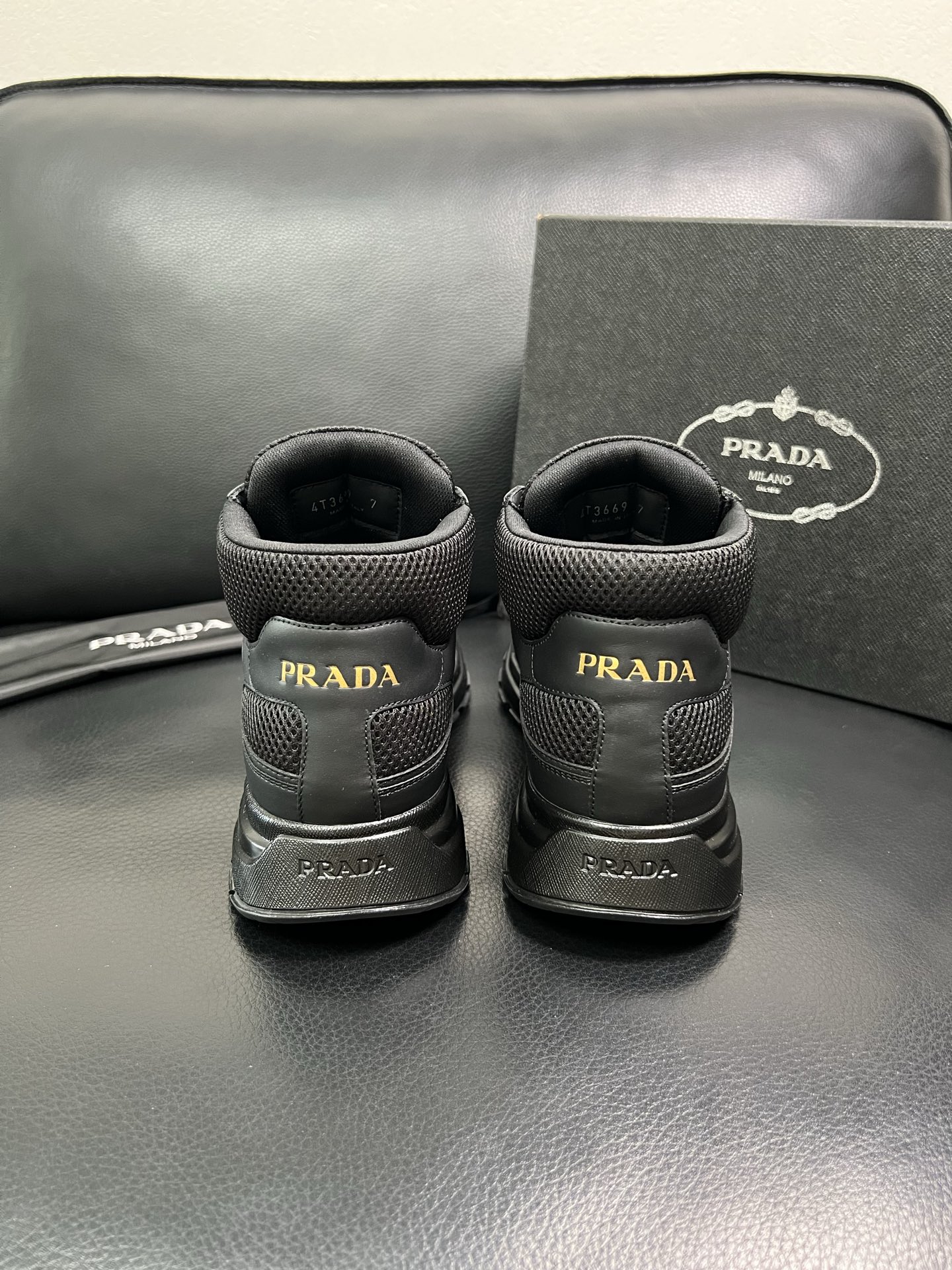 Prada 高品质 顶级工艺品 普拉达 专柜新款，原厂配置意大利进口牛皮拼网面料，高品质复杂拼接工艺，进