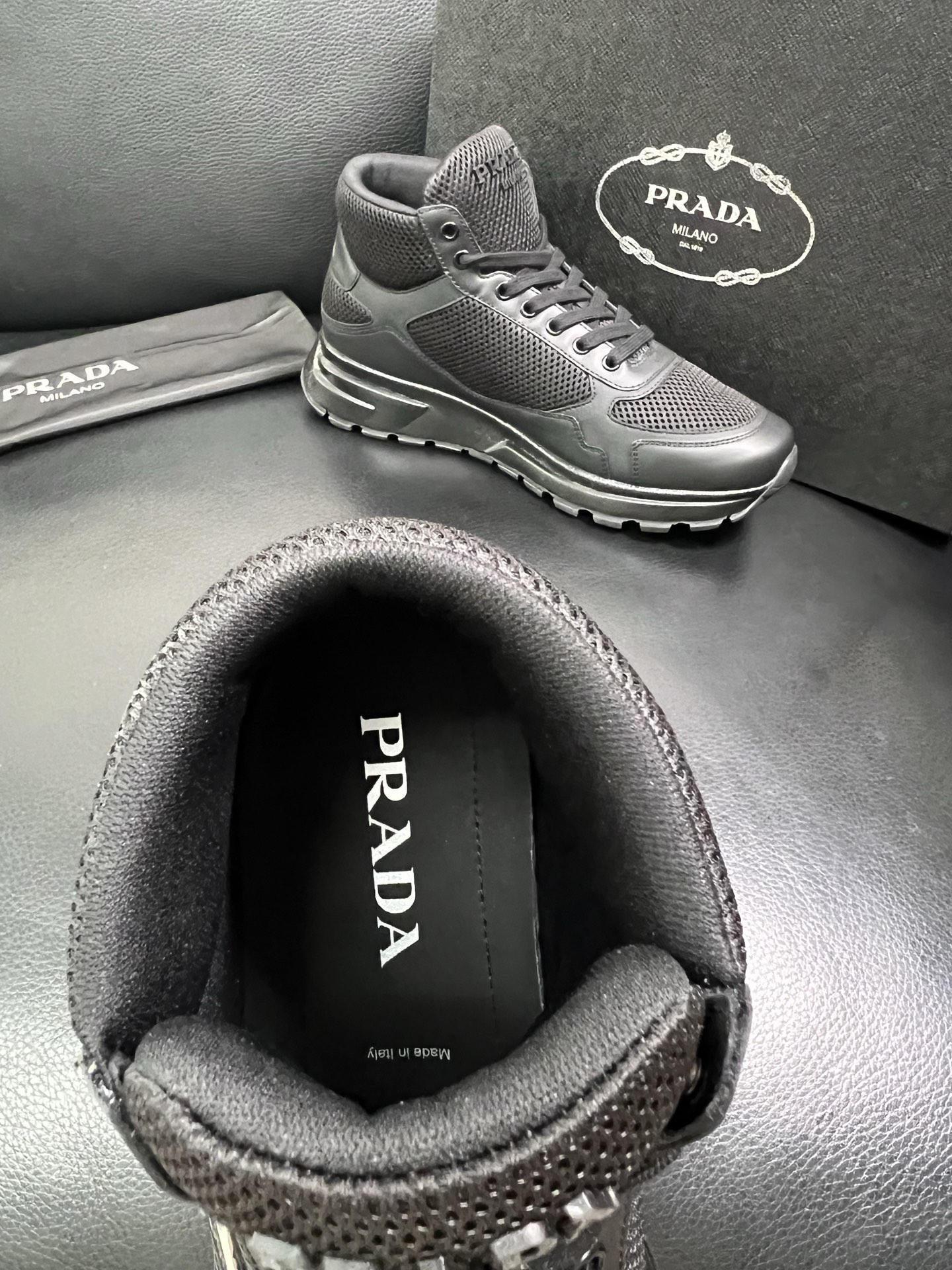 Prada 高品质 顶级工艺品 普拉达 专柜新款，原厂配置意大利进口牛皮拼网面料，高品质复杂拼接工艺，进
