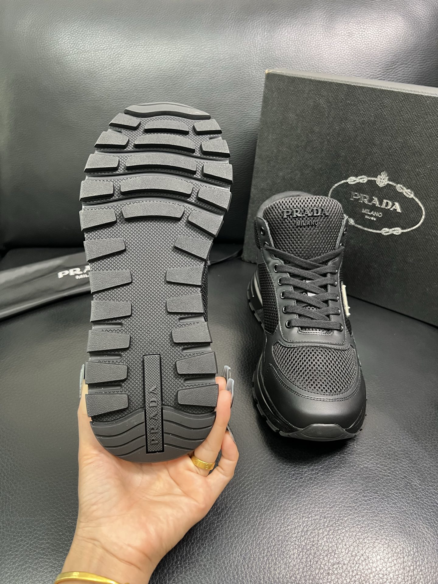 Prada 高品质 顶级工艺品 普拉达 专柜新款，原厂配置意大利进口牛皮拼网面料，高品质复杂拼接工艺，进