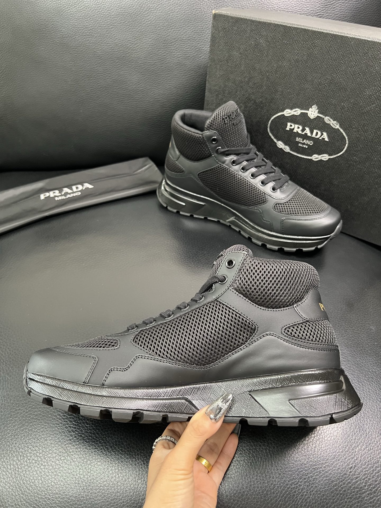 Prada 高品质 顶级工艺品 普拉达 专柜新款，原厂配置意大利进口牛皮拼网面料，高品质复杂拼接工艺，进