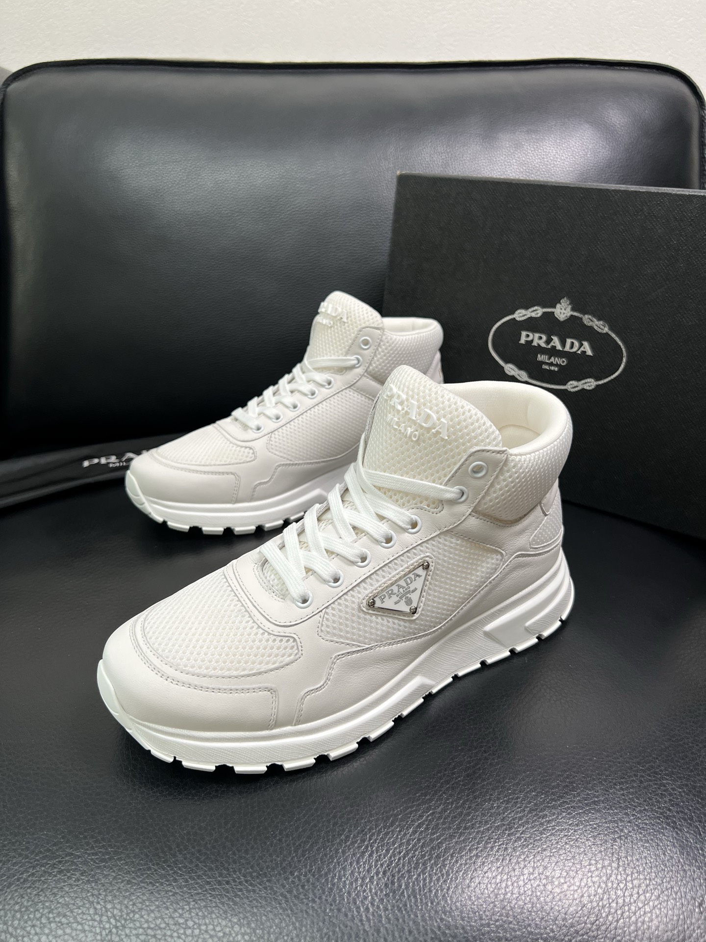 Prada 高品质 顶级工艺品 普拉达 专柜新款，原厂配置意大利进口牛皮拼网面料，高品质复杂拼接工艺，进