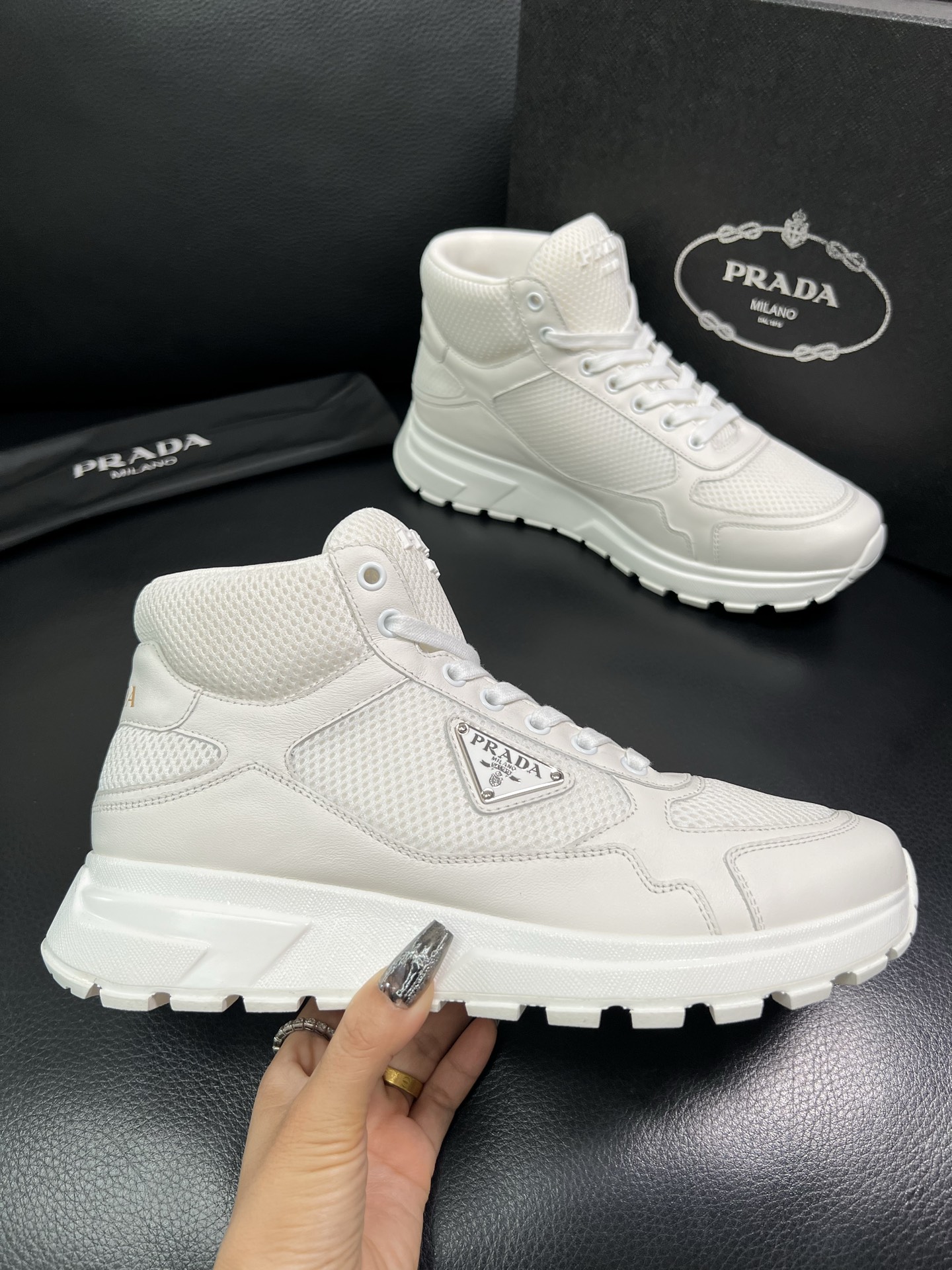 Prada 高品质 顶级工艺品 普拉达 专柜新款，原厂配置意大利进口牛皮拼网面料，高品质复杂拼接工艺，进