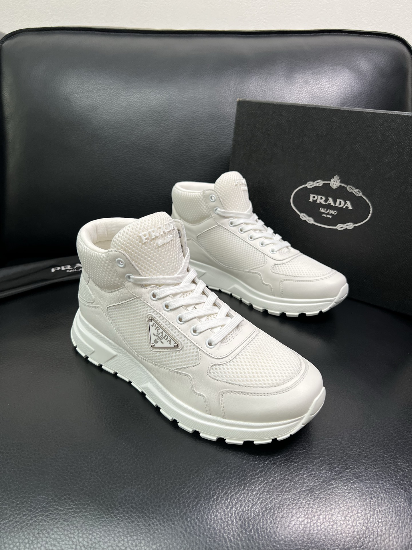 Prada 高品质 顶级工艺品 普拉达 专柜新款，原厂配置意大利进口牛皮拼网面料，高品质复杂拼接工艺，进