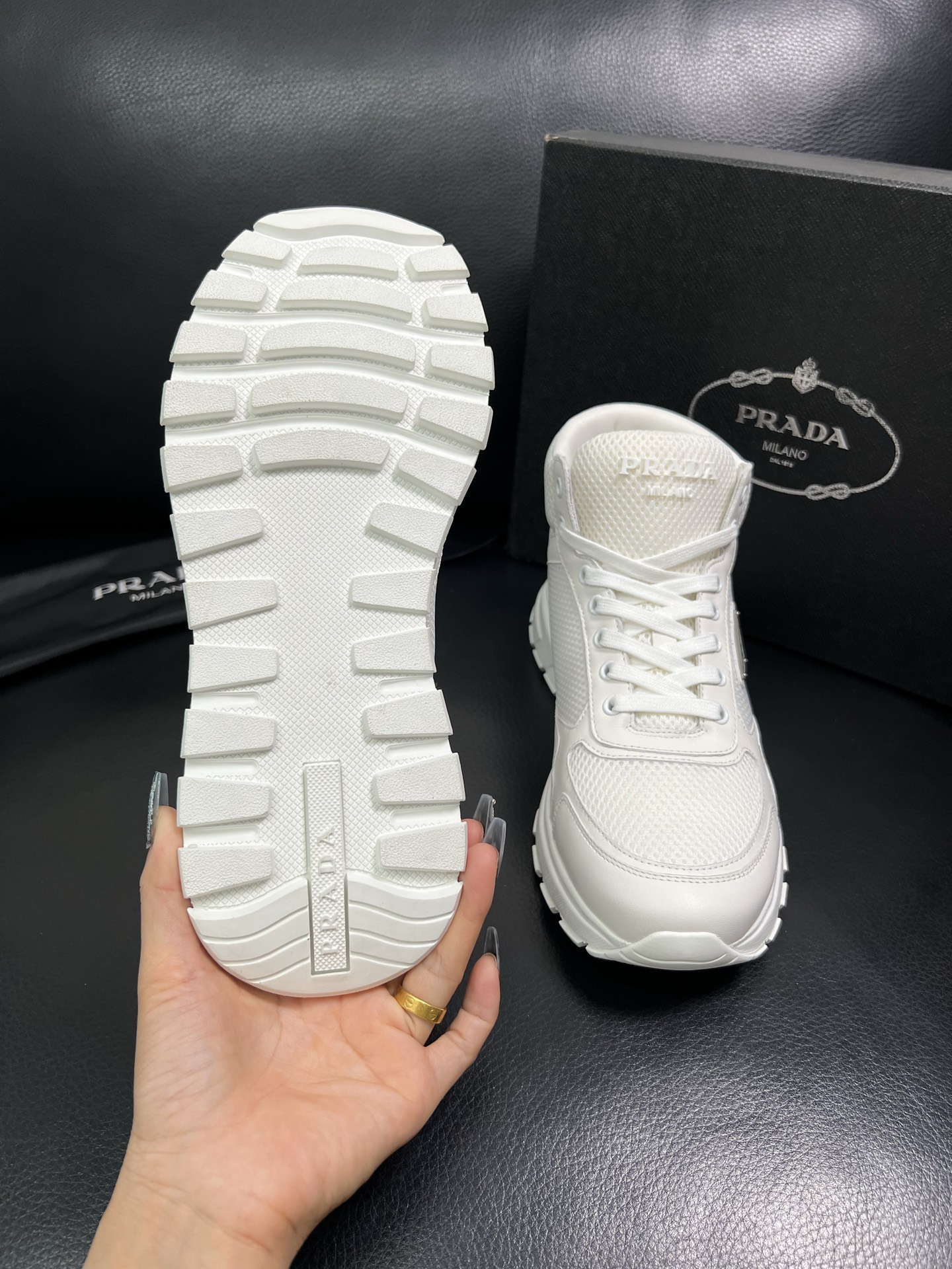 Prada 高品质 顶级工艺品 普拉达 专柜新款，原厂配置意大利进口牛皮拼网面料，高品质复杂拼接工艺，进