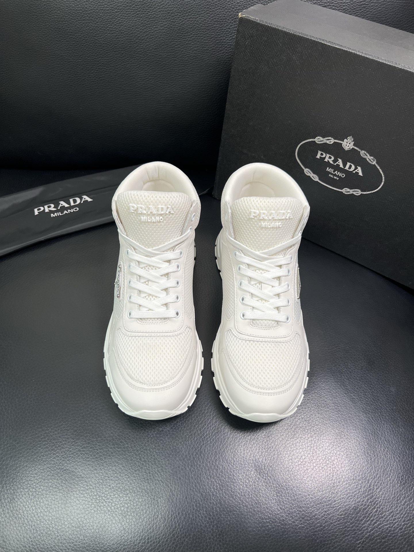 Prada 高品质 顶级工艺品 普拉达 专柜新款，原厂配置意大利进口牛皮拼网面料，高品质复杂拼接工艺，进