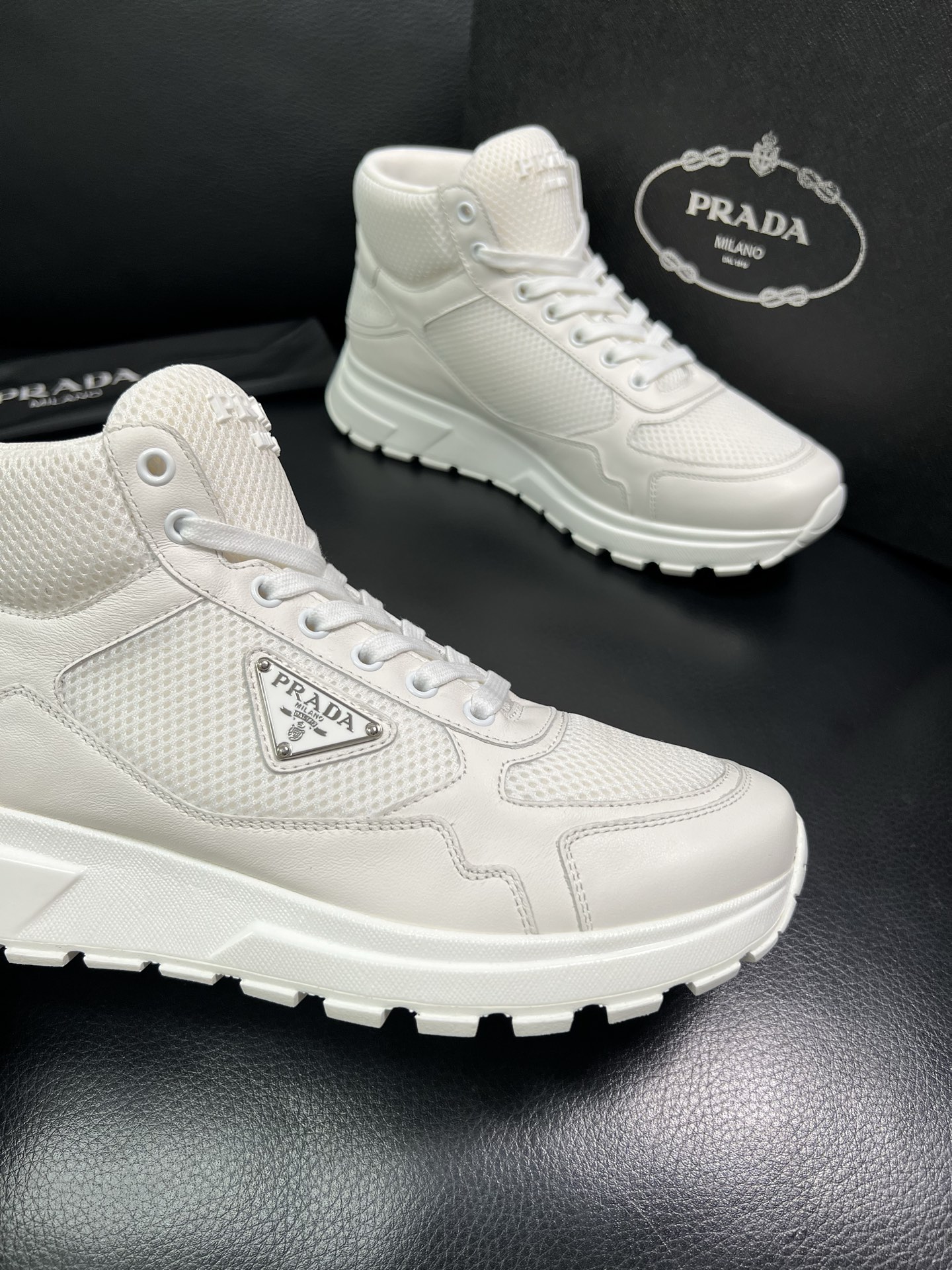 Prada 高品质 顶级工艺品 普拉达 专柜新款，原厂配置意大利进口牛皮拼网面料，高品质复杂拼接工艺，进