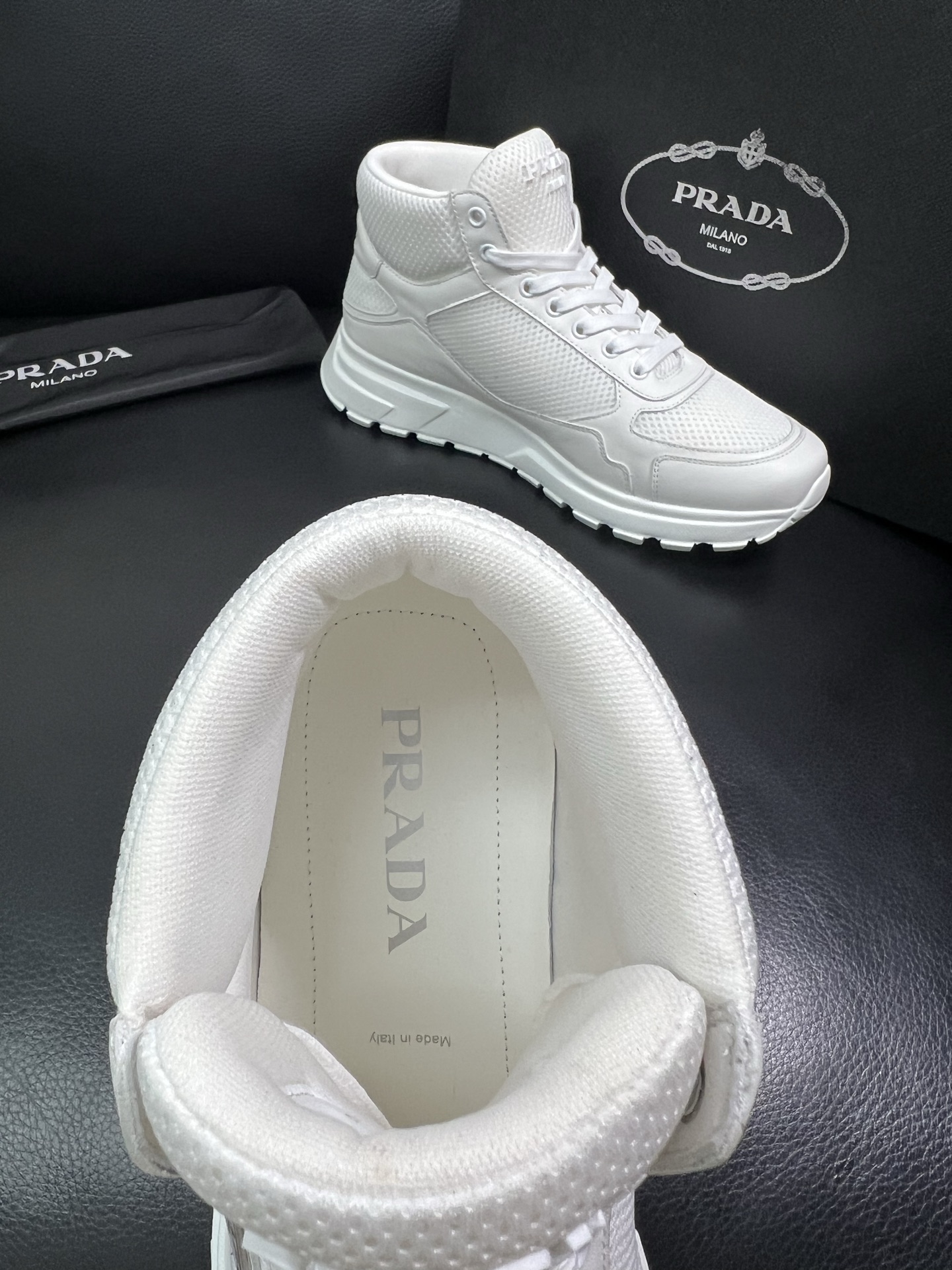 Prada 高品质 顶级工艺品 普拉达 专柜新款，原厂配置意大利进口牛皮拼网面料，高品质复杂拼接工艺，进