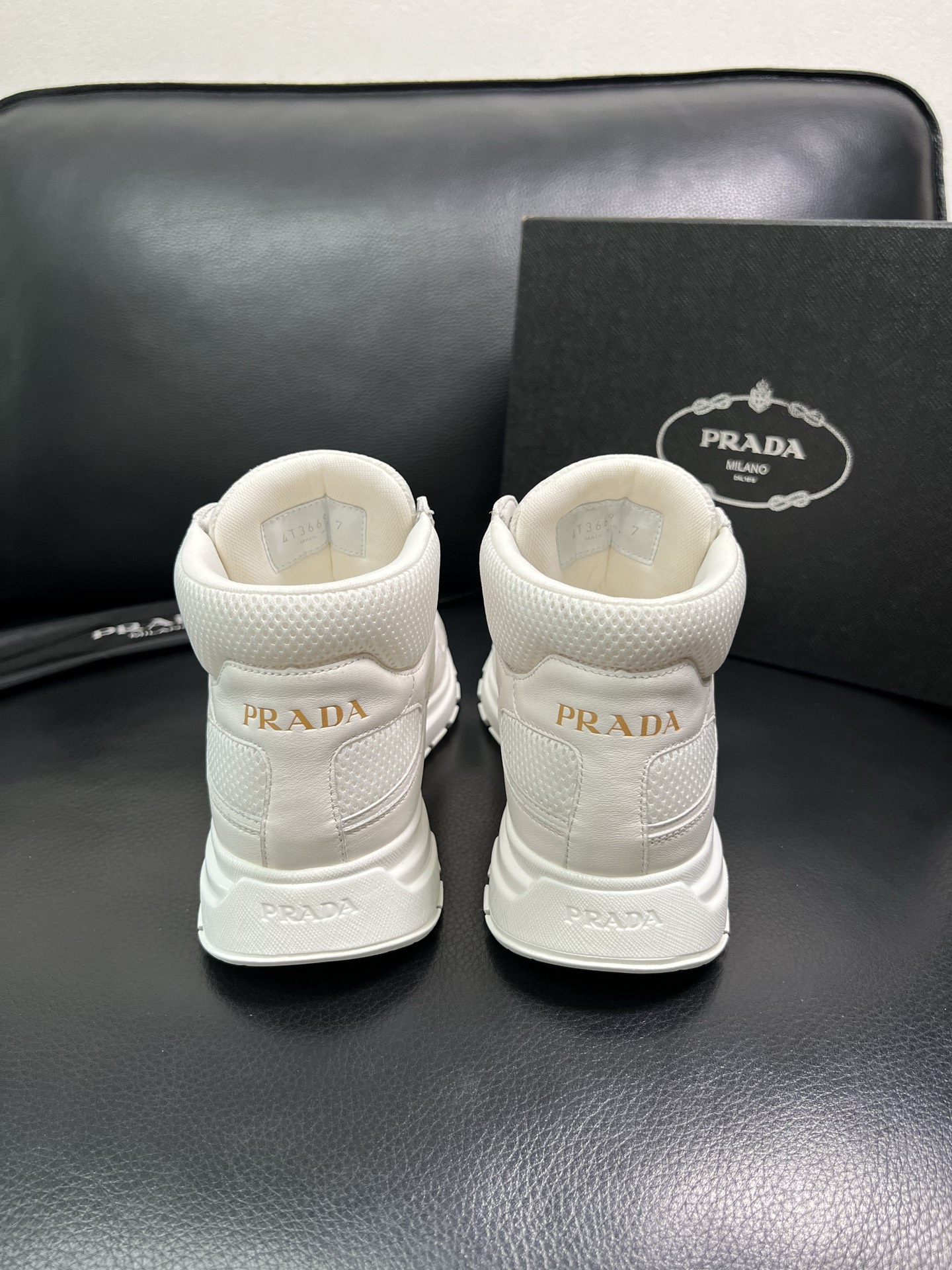 Prada 高品质 顶级工艺品 普拉达 专柜新款，原厂配置意大利进口牛皮拼网面料，高品质复杂拼接工艺，进