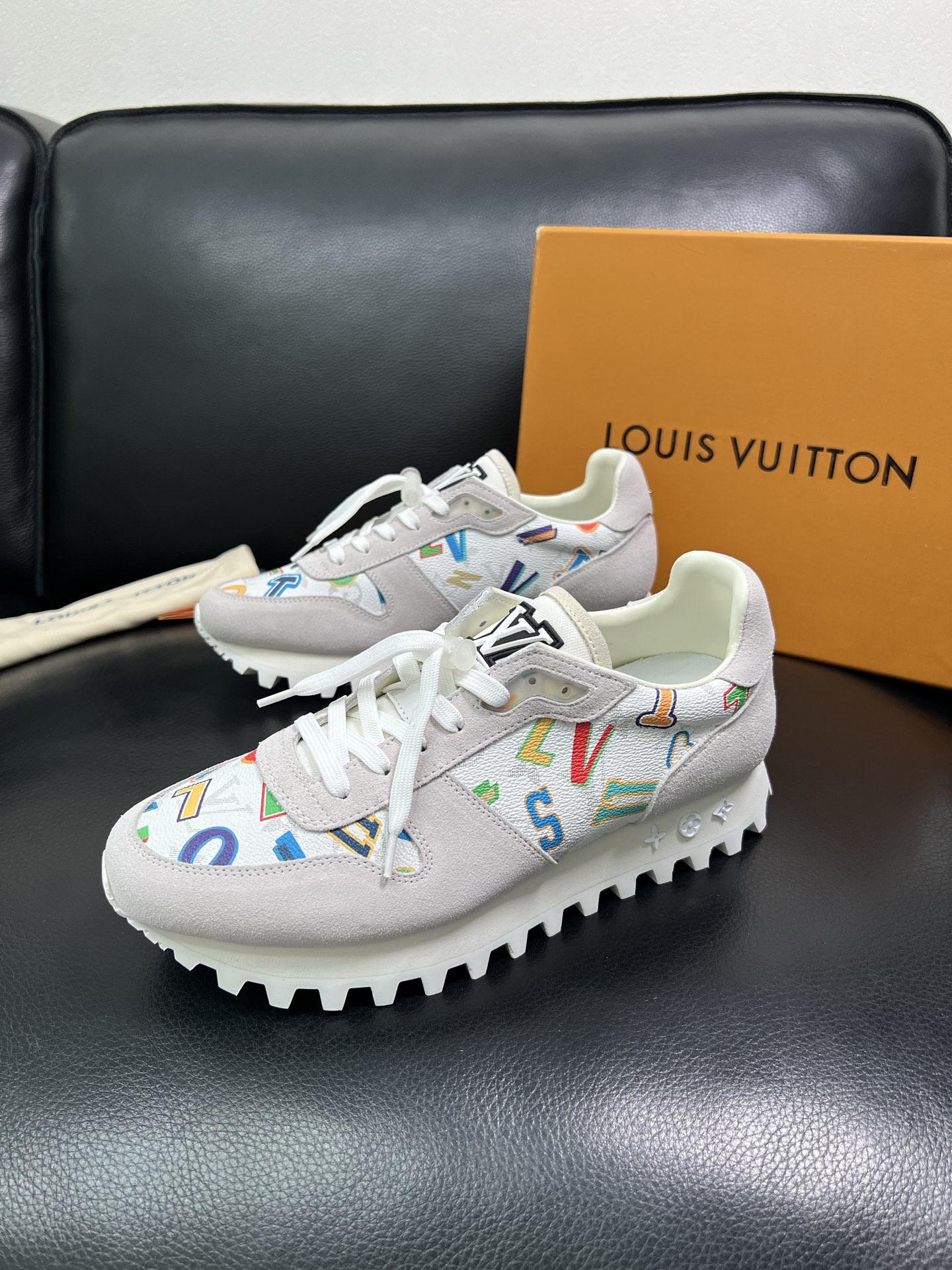 Lv 高品质 顶级工艺品 路易威登，专柜同步，鞋面意大利进口，高品质拼接缤纷色彩复杂工艺品，进口水染牛里