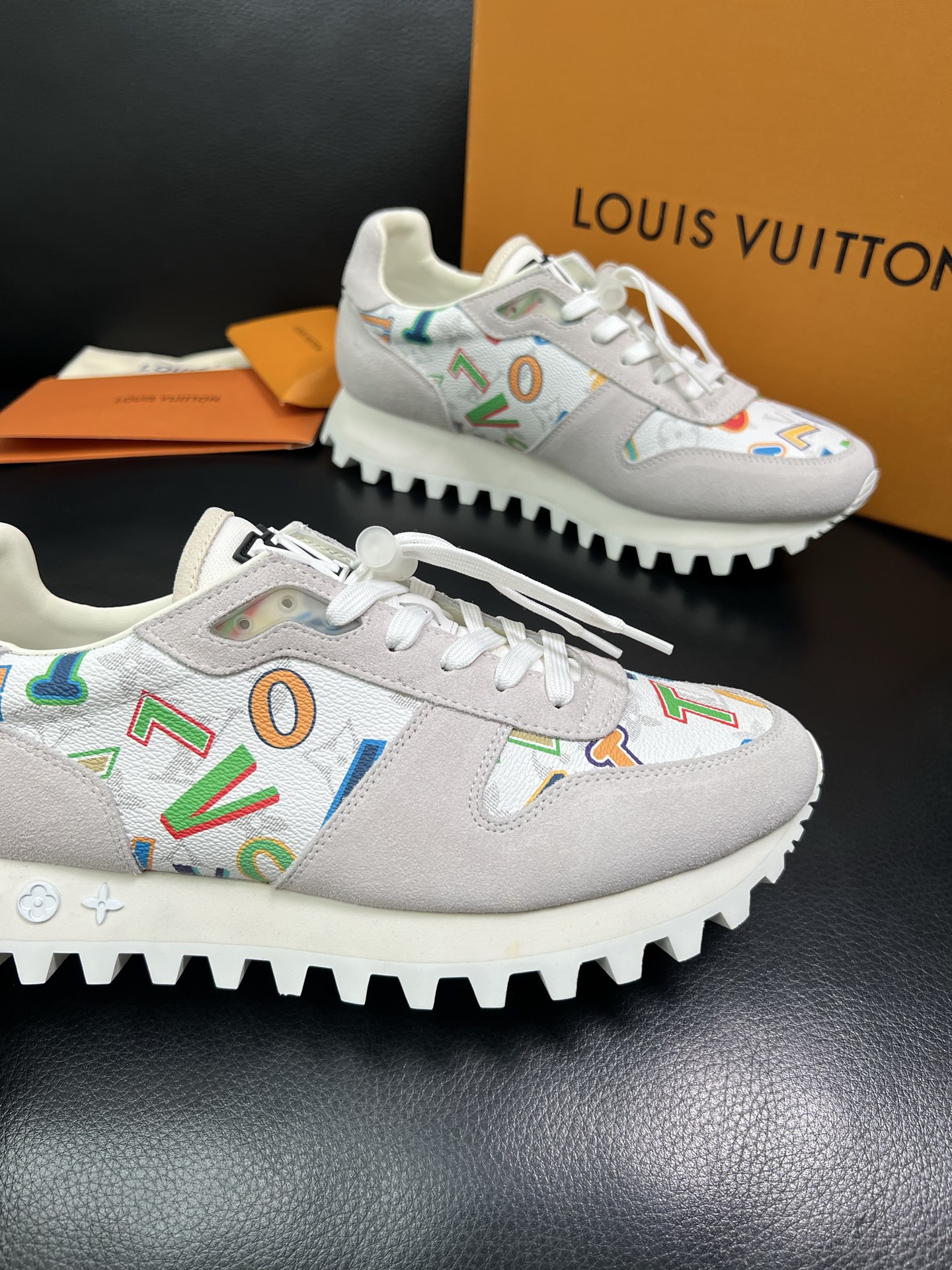 Lv 高品质 顶级工艺品 路易威登，专柜同步，鞋面意大利进口，高品质拼接缤纷色彩复杂工艺品，进口水染牛里