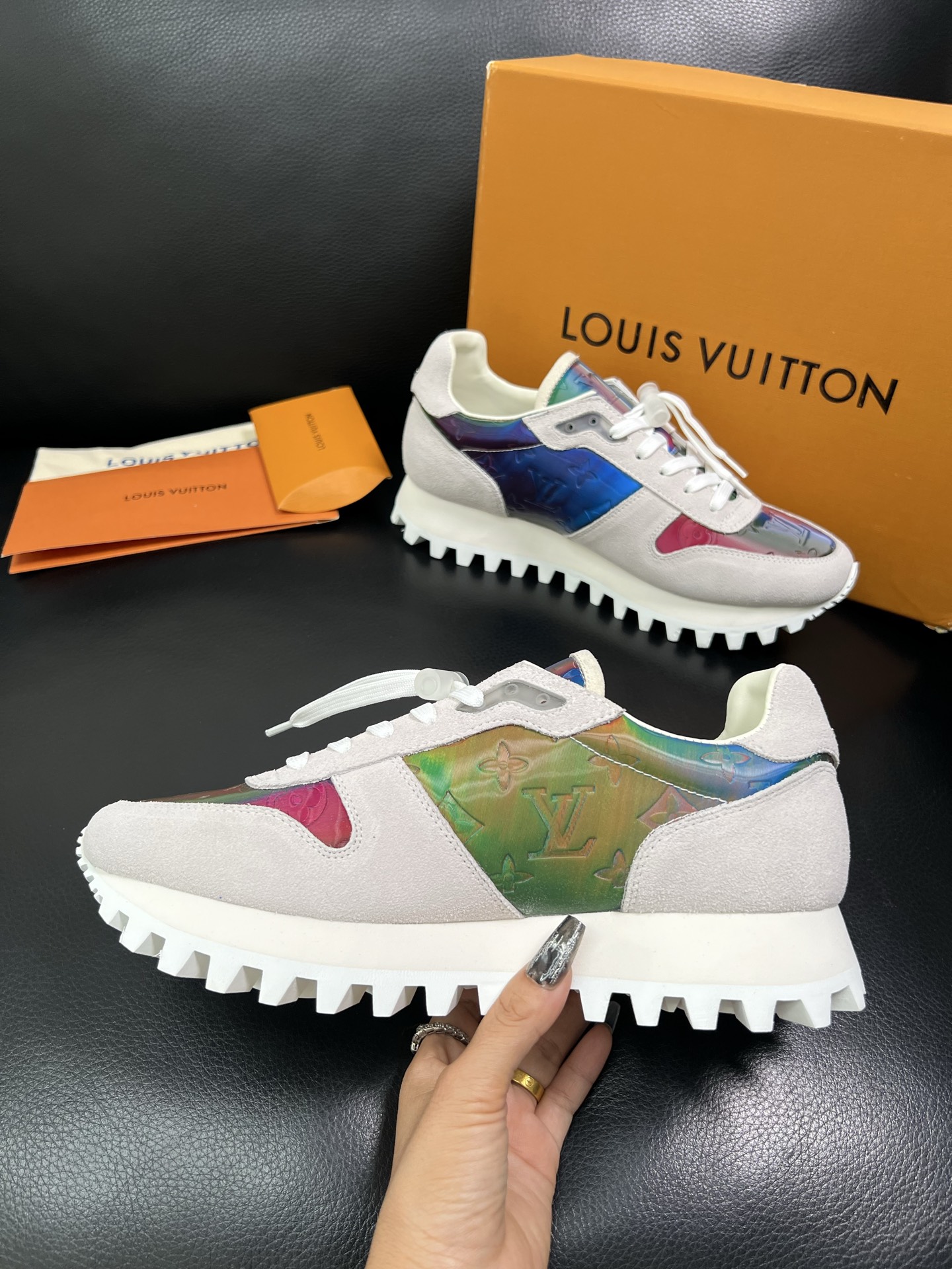 Lv 高品质 顶级工艺品 路易威登，专柜同步，鞋面意大利进口，高品质拼接缤纷色彩复杂工艺品，进口水染牛里