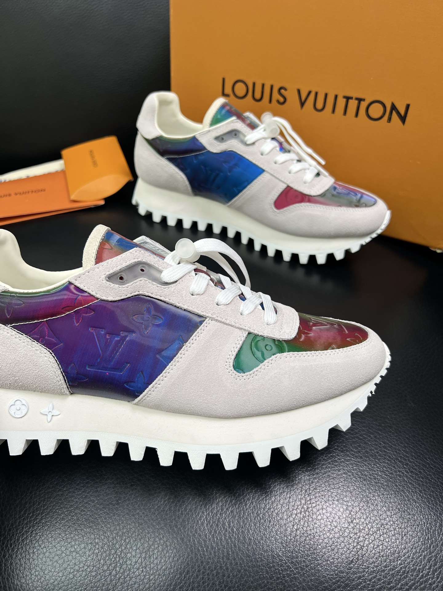 Lv 高品质 顶级工艺品 路易威登，专柜同步，鞋面意大利进口，高品质拼接缤纷色彩复杂工艺品，进口水染牛里