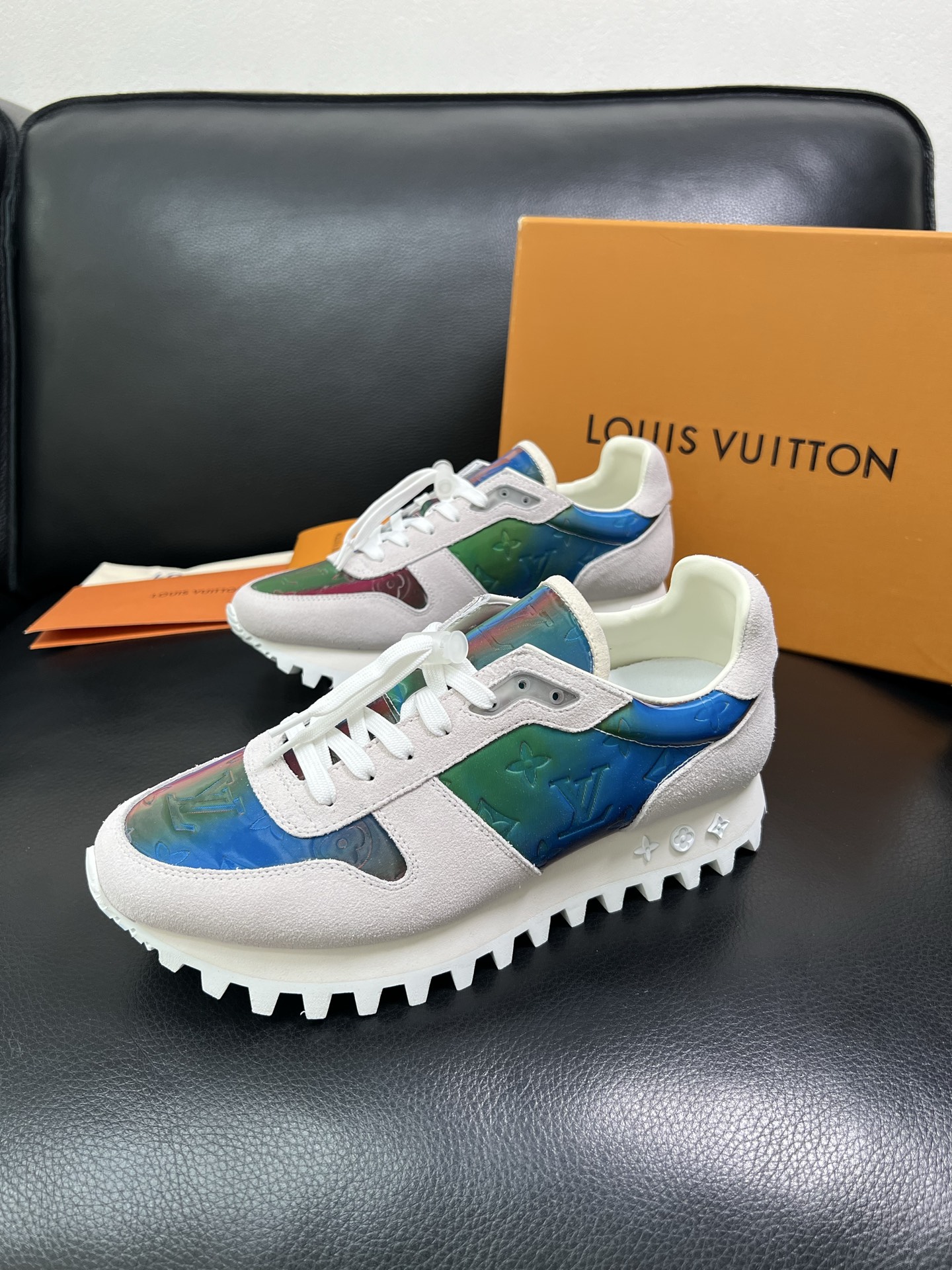 Lv 高品质 顶级工艺品 路易威登，专柜同步，鞋面意大利进口，高品质拼接缤纷色彩复杂工艺品，进口水染牛里